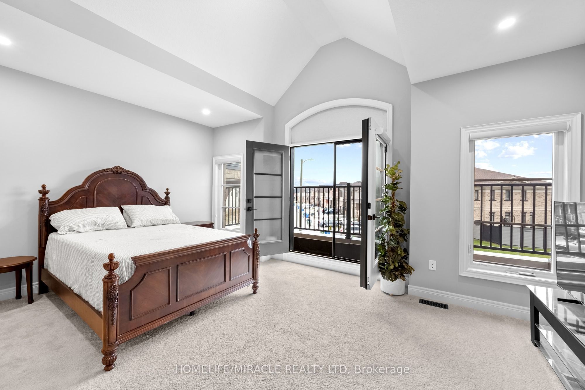 147 Ambrous Crescent Property Photo 38