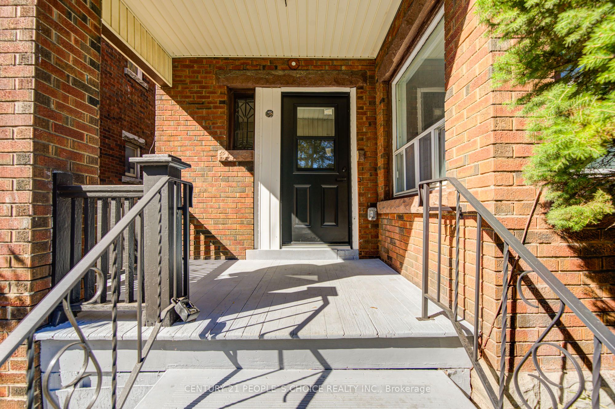 176 London Street S Property Photo 3