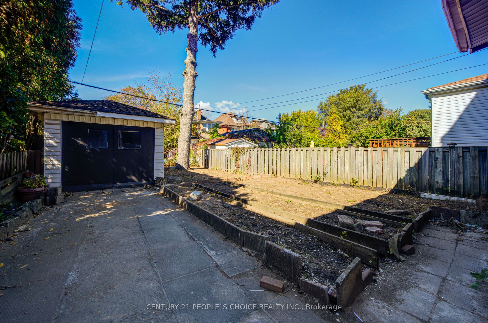 176 London Street S Property Photo 4