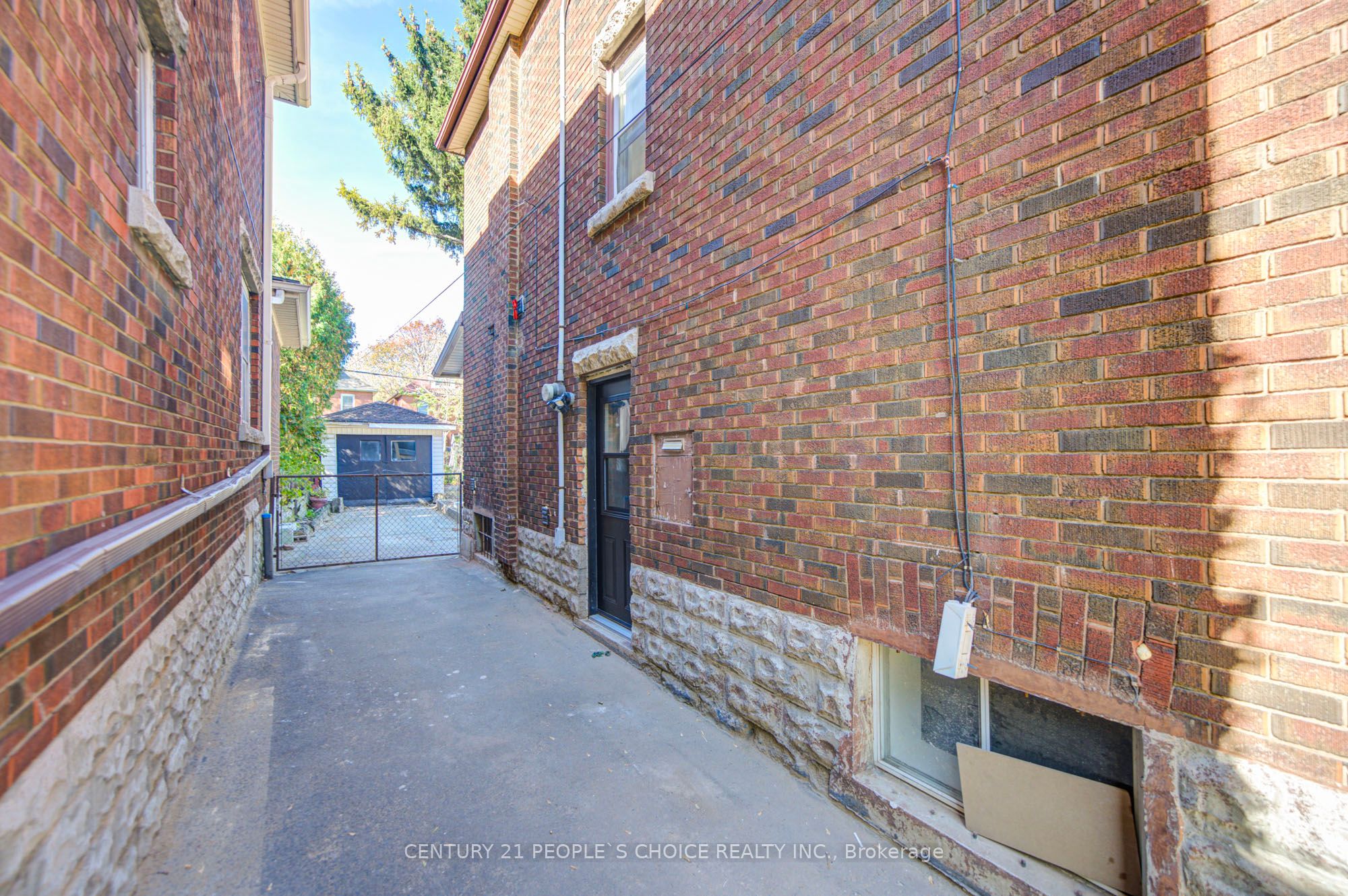 176 London Street S Property Photo 7
