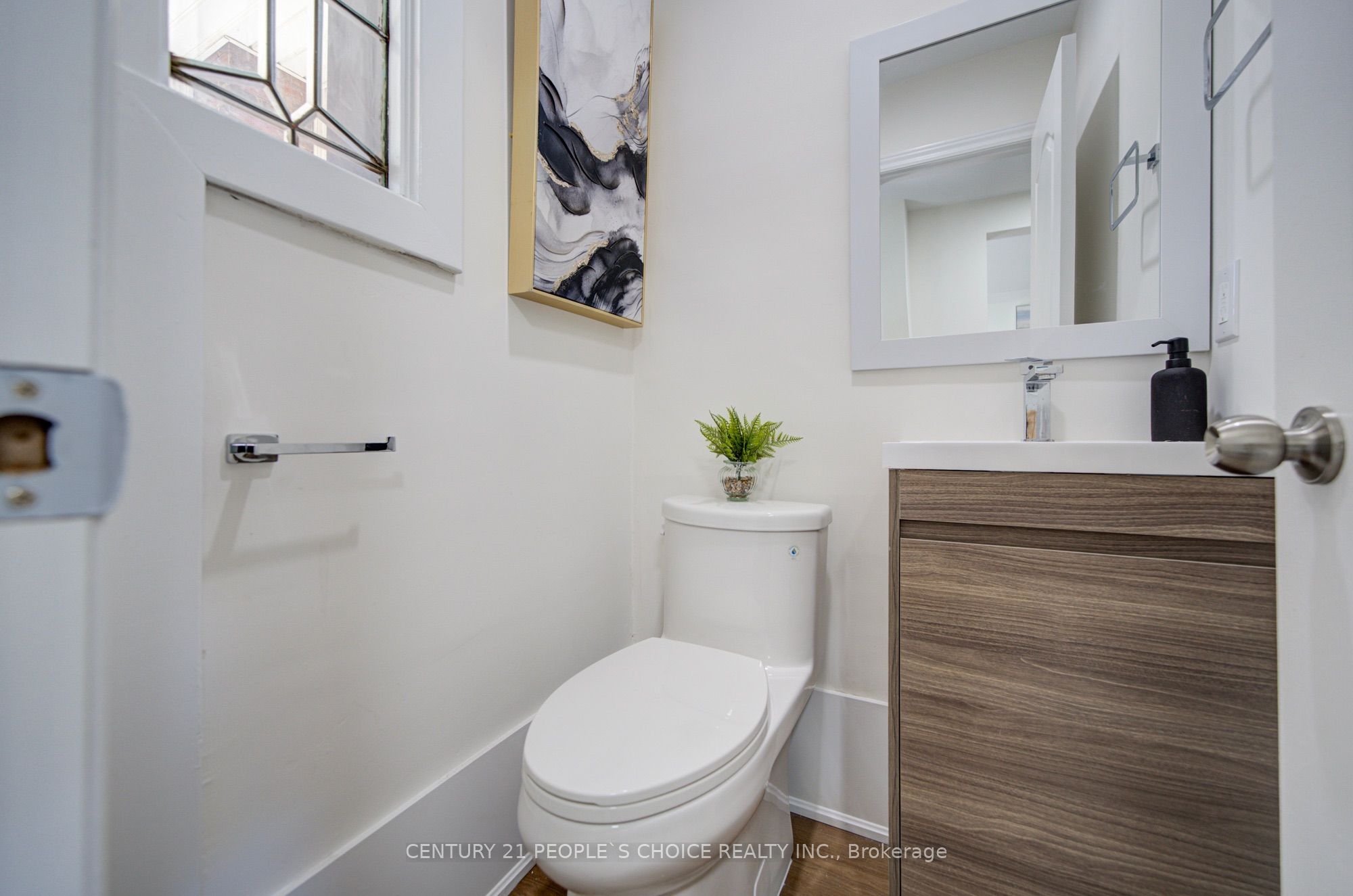 176 London Street S Property Photo 9