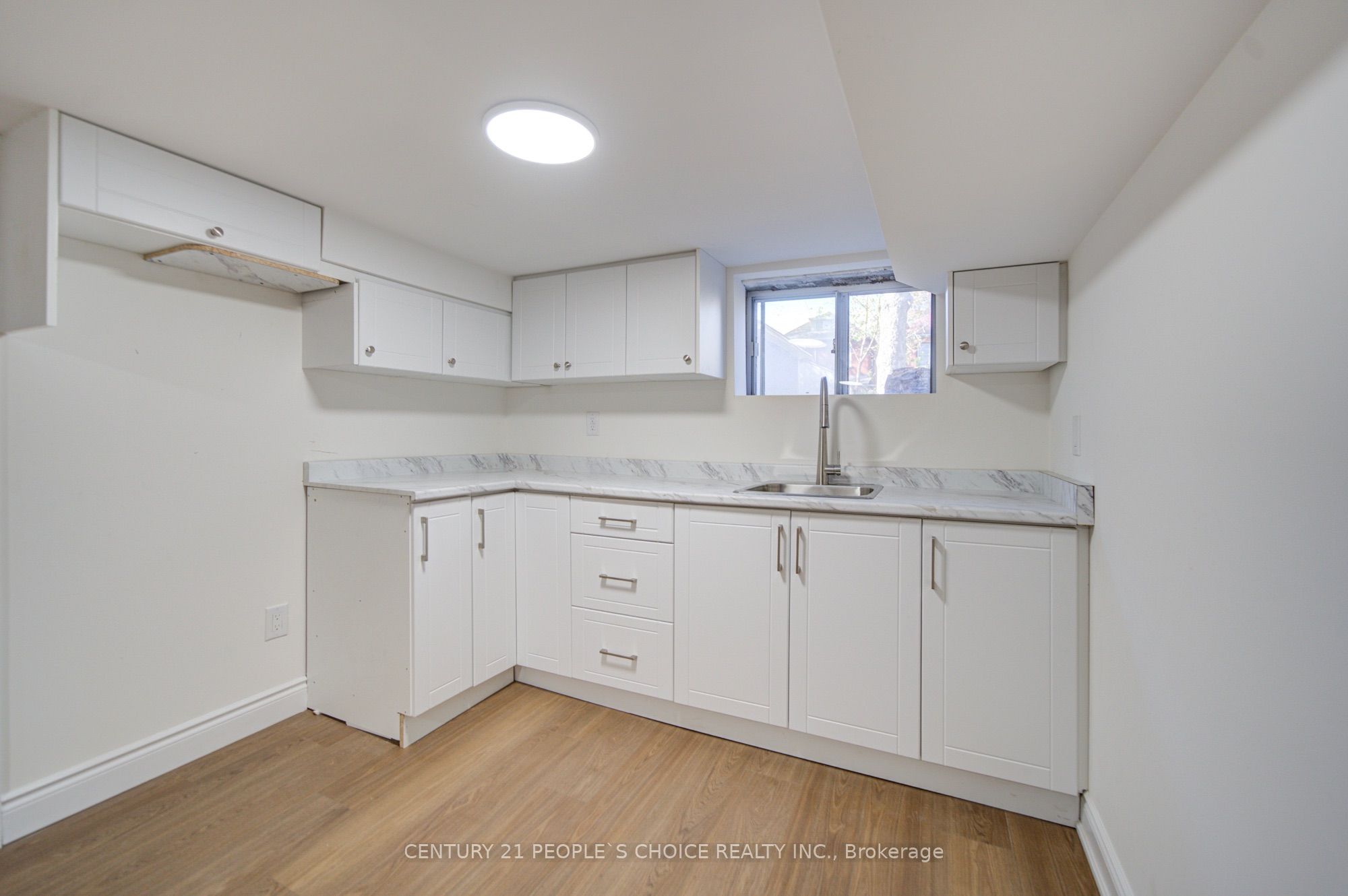176 London Street S Property Photo 46