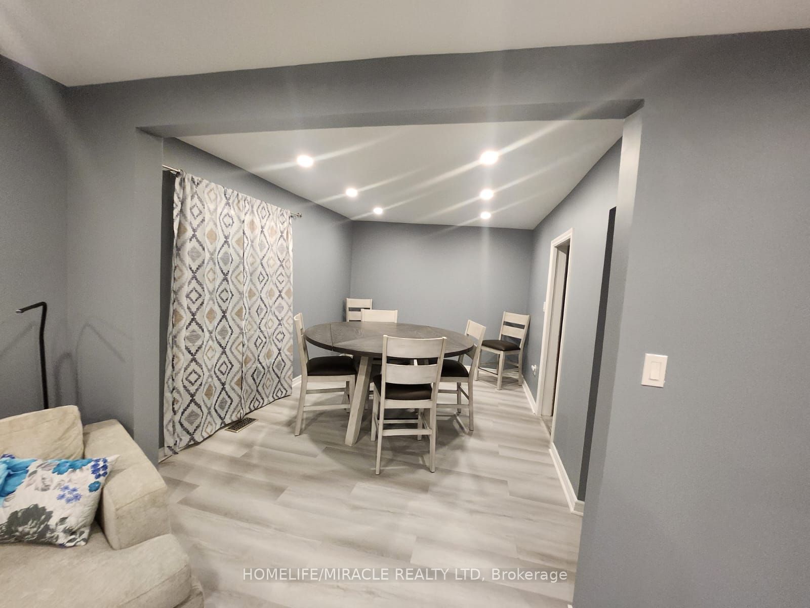 141 Park Avenue E 143 Property Photo 4