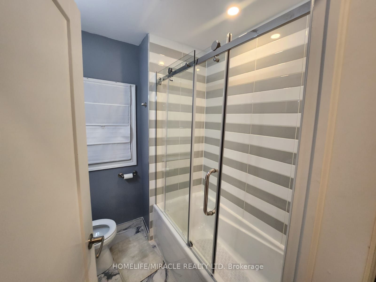 141 Park Avenue E 143 Property Photo 9