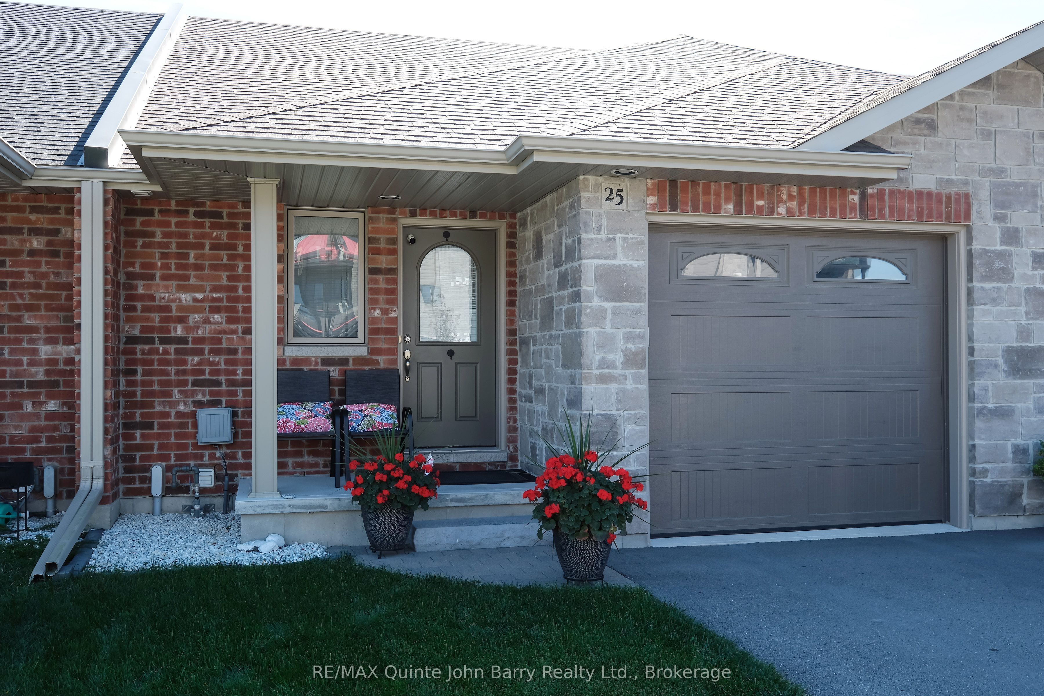 25 Hillside Meadow Drive Property Photo 1