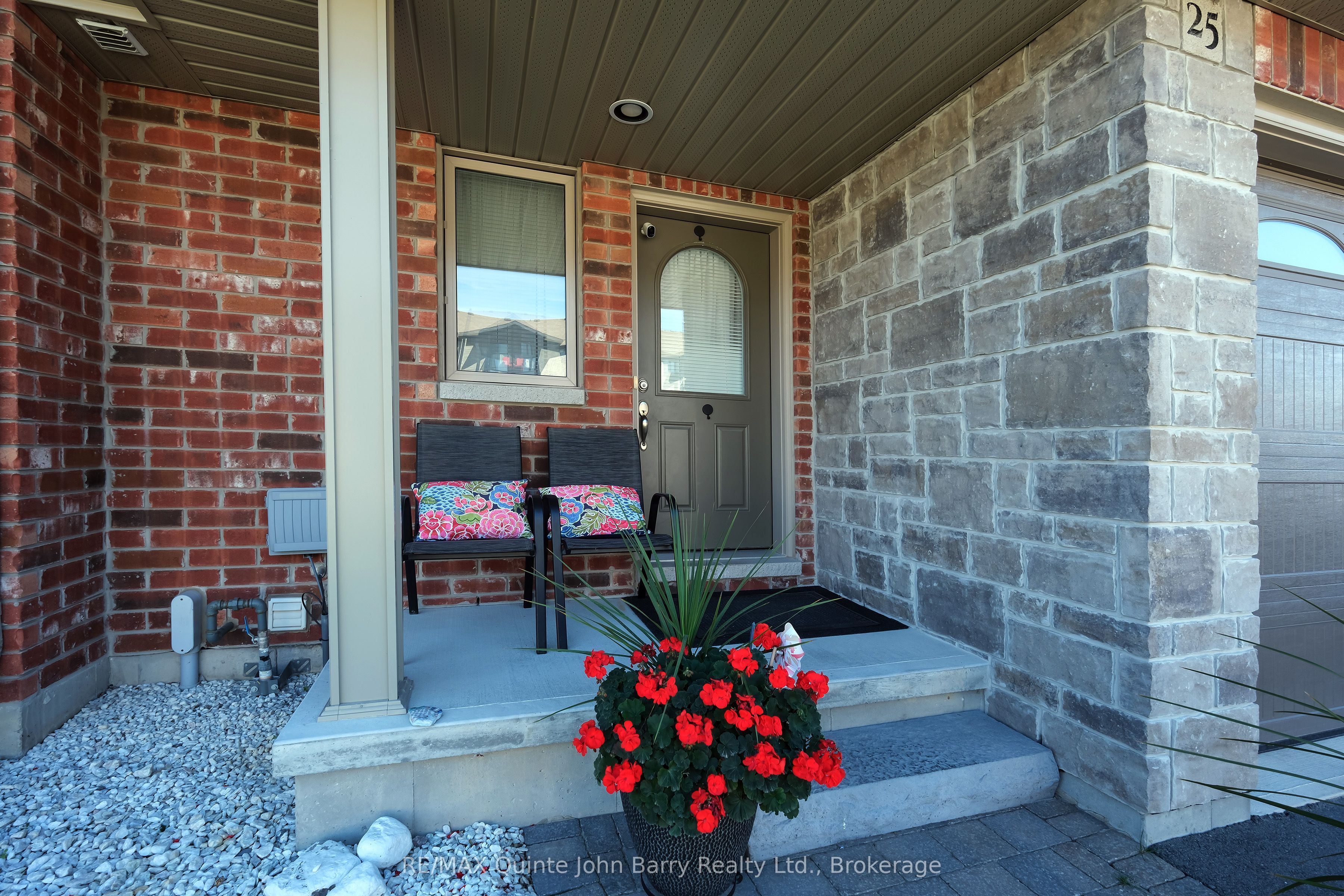 25 Hillside Meadow Drive Property Photo 2