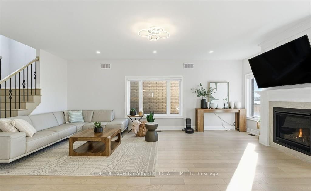 7403 Sherrilee Crescent Property Photo 6