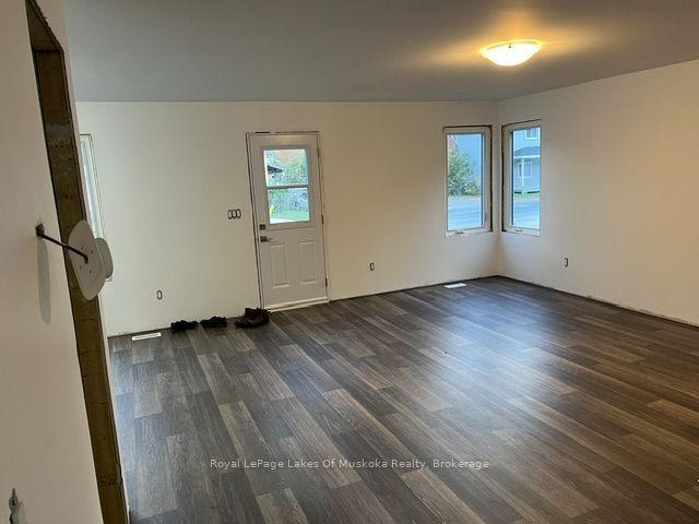 544 Mcintyre Street E Property Photo 2