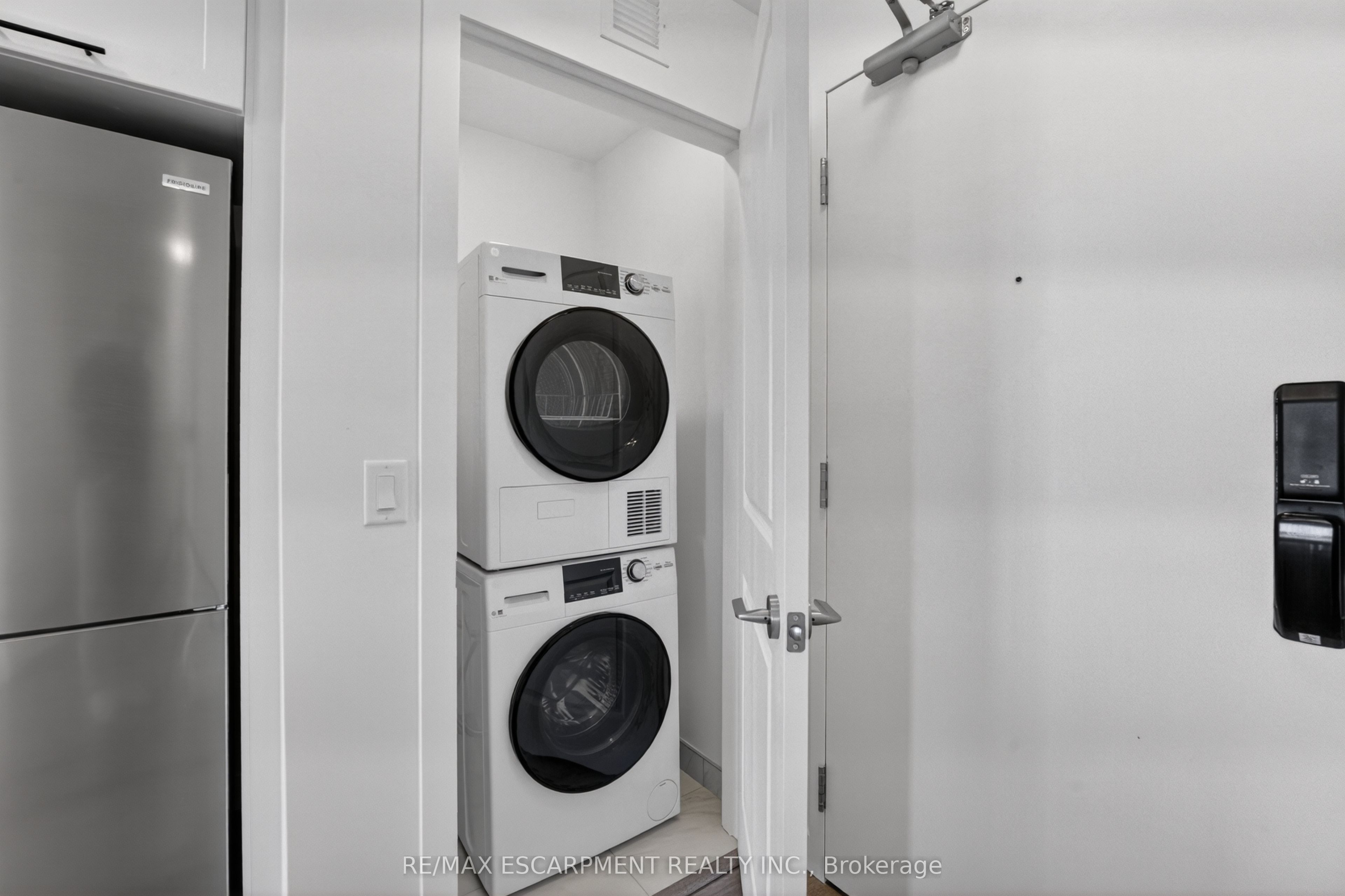 461 Green Road 703 Property Photo 4