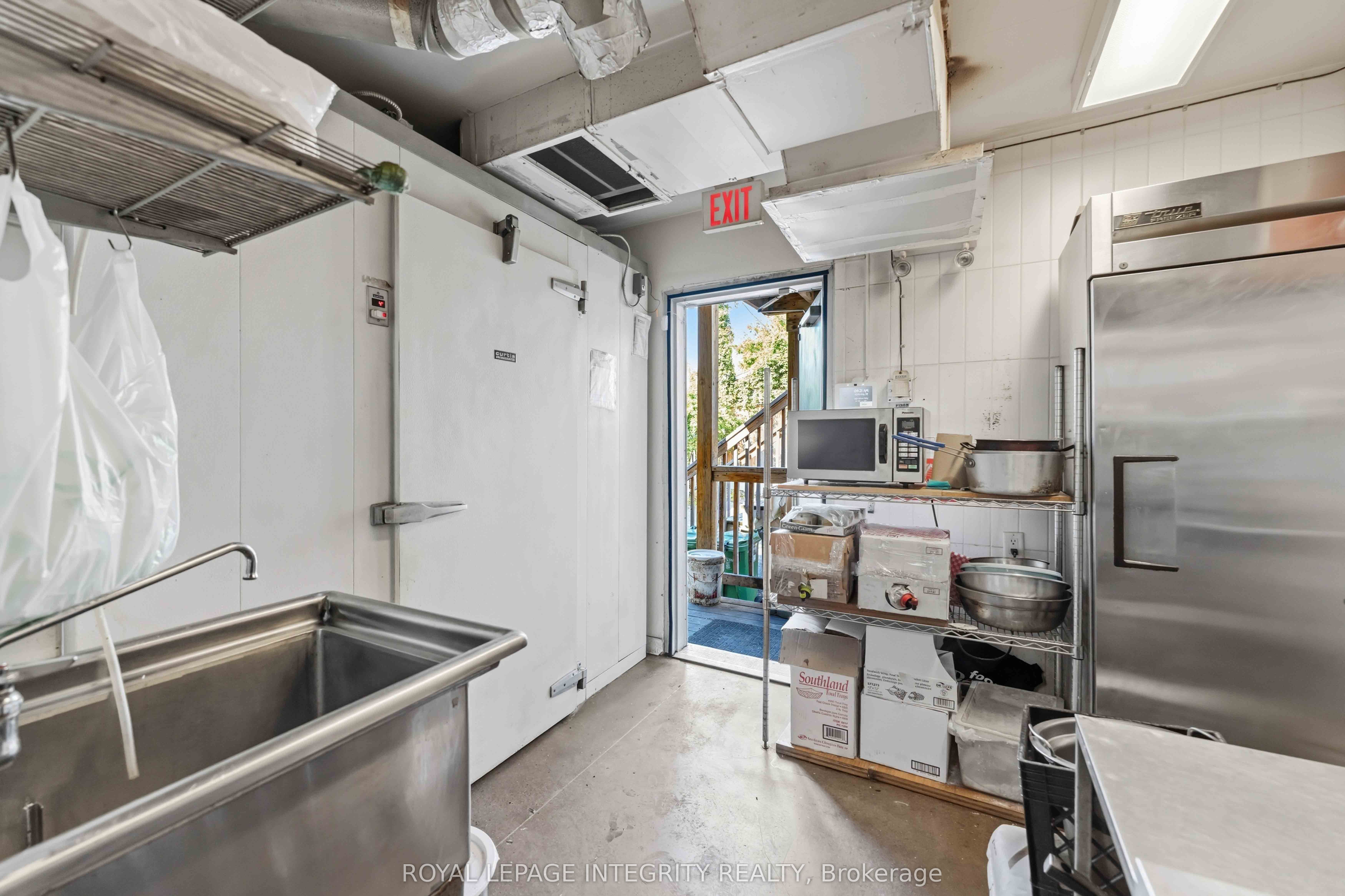 266 Preston Street N Property Photo 12