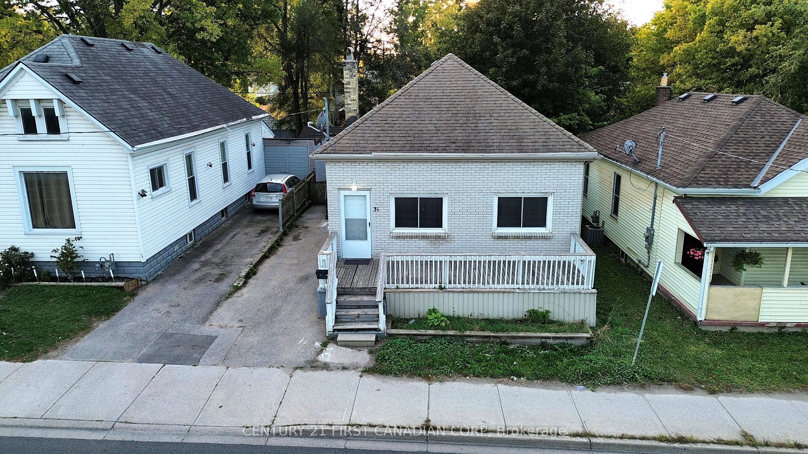 31 Adelaide Street S LOWER Property Photo 1