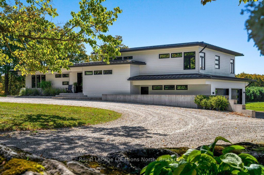 555130 Sixth Line Property Photo 1