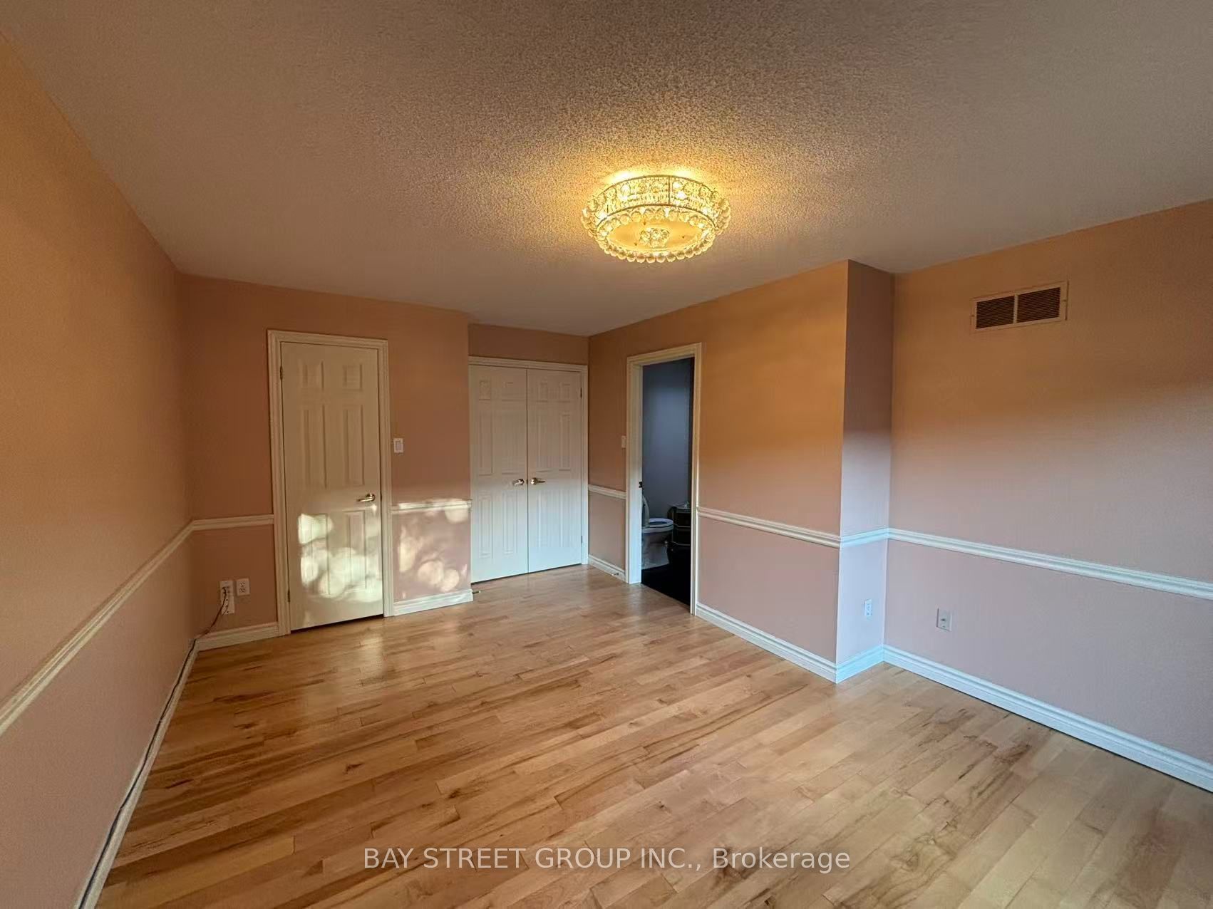20 Meadowlands Boulevard 18 Property Photo 6