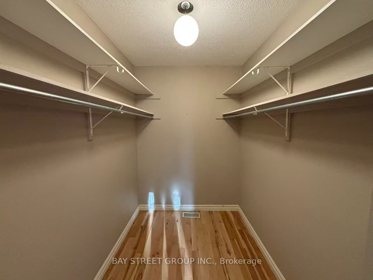 20 Meadowlands Boulevard 18 Property Photo 8