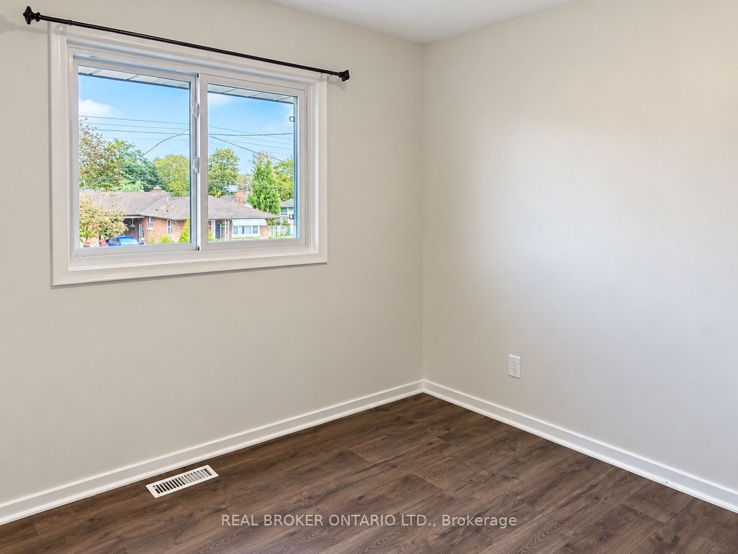 49 Thompson Avenue Property Photo 14
