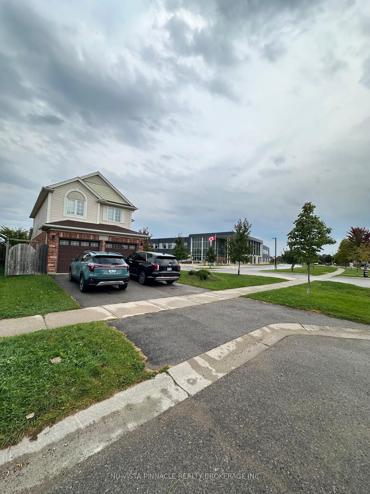2537 (upper) Meadowgate Boulevard Property Photo 2