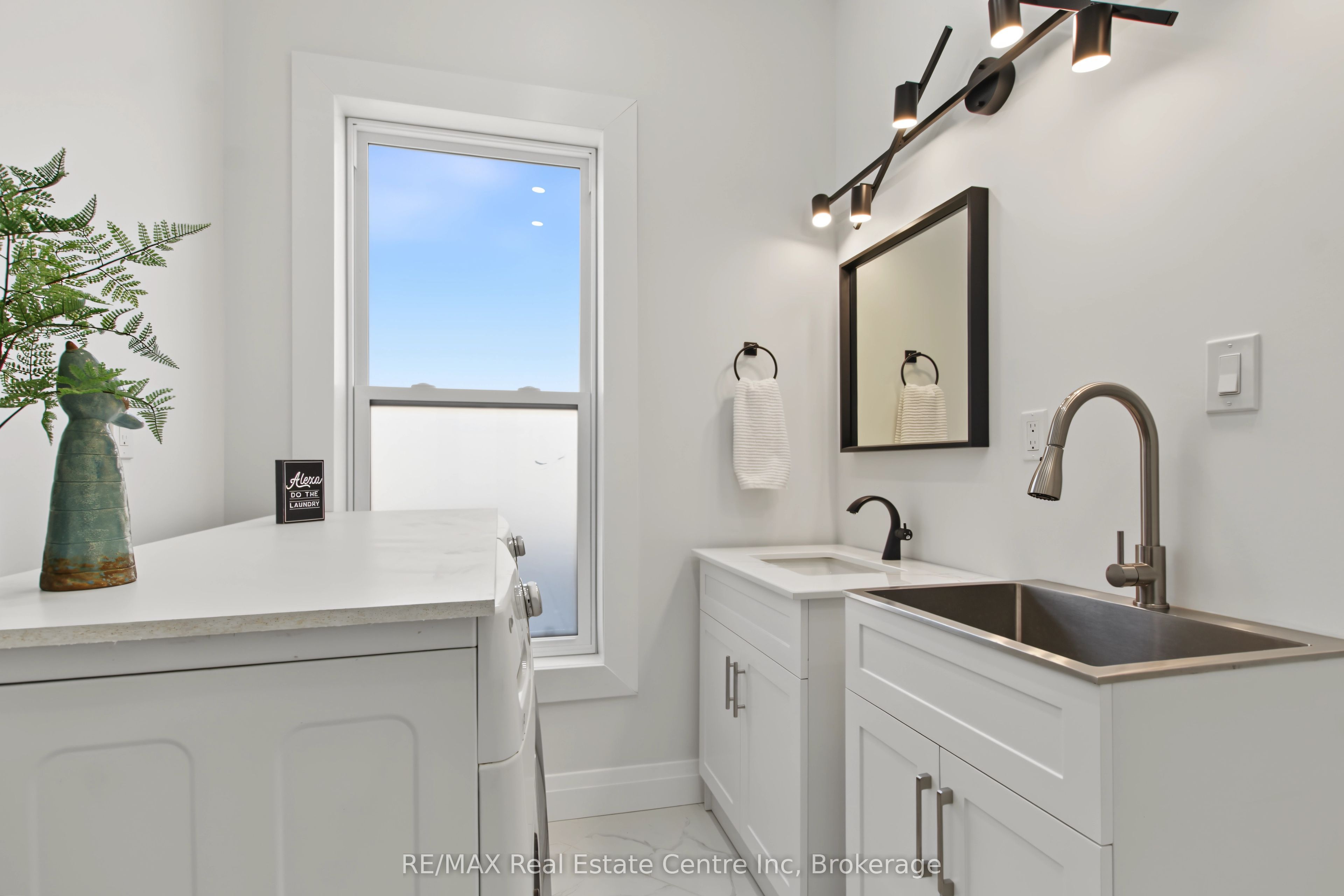 657 Frances Street Property Photo 23