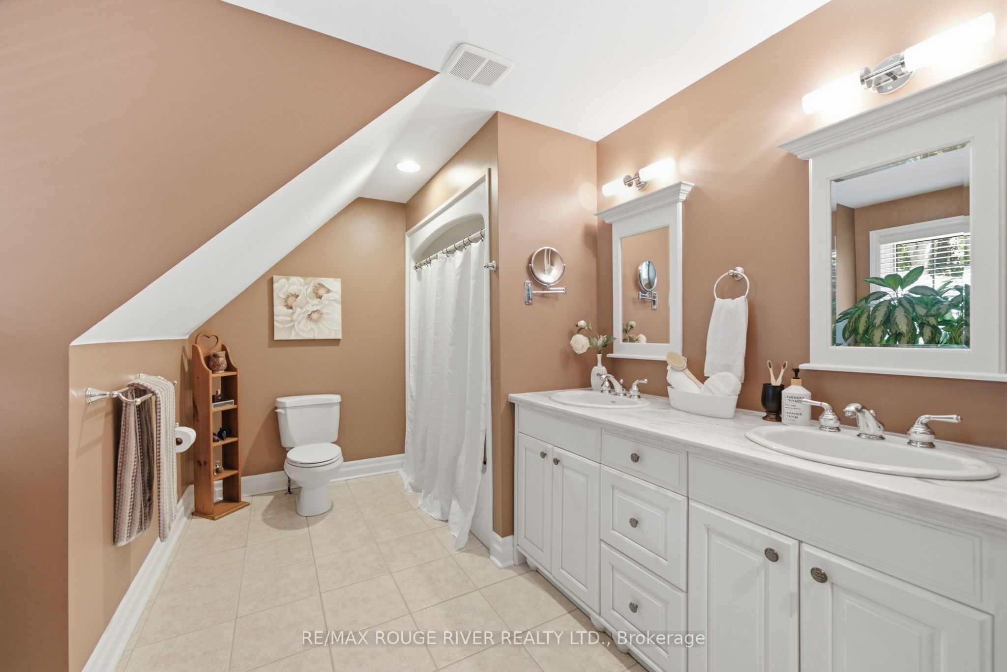 2774 Les Davey Road Property Photo 26