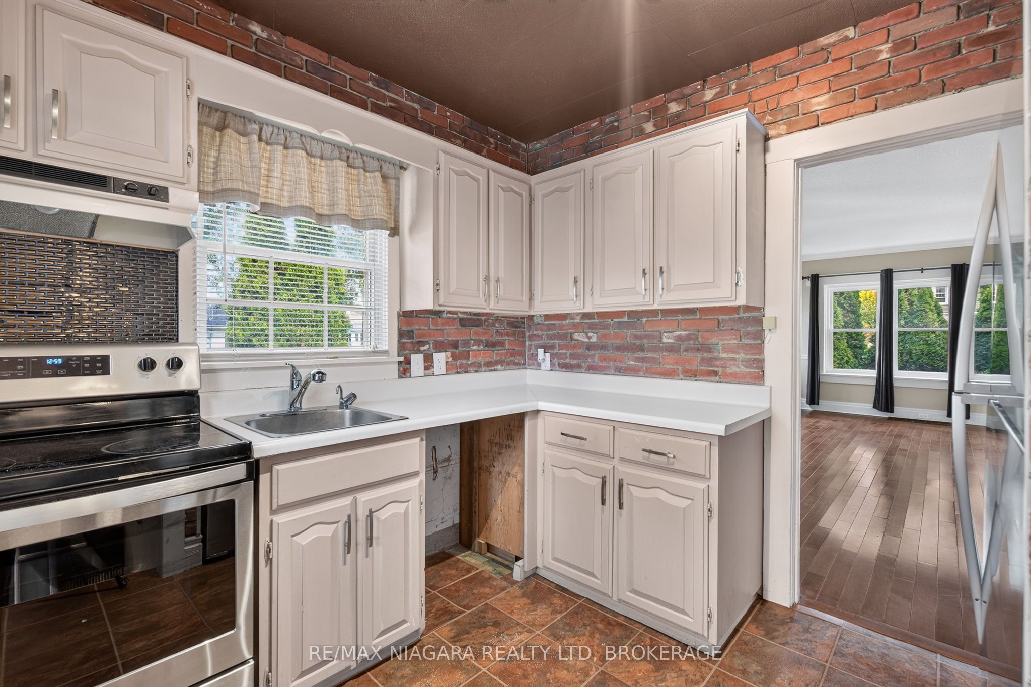 5657 Prince Edward Avenue Property Photo 17