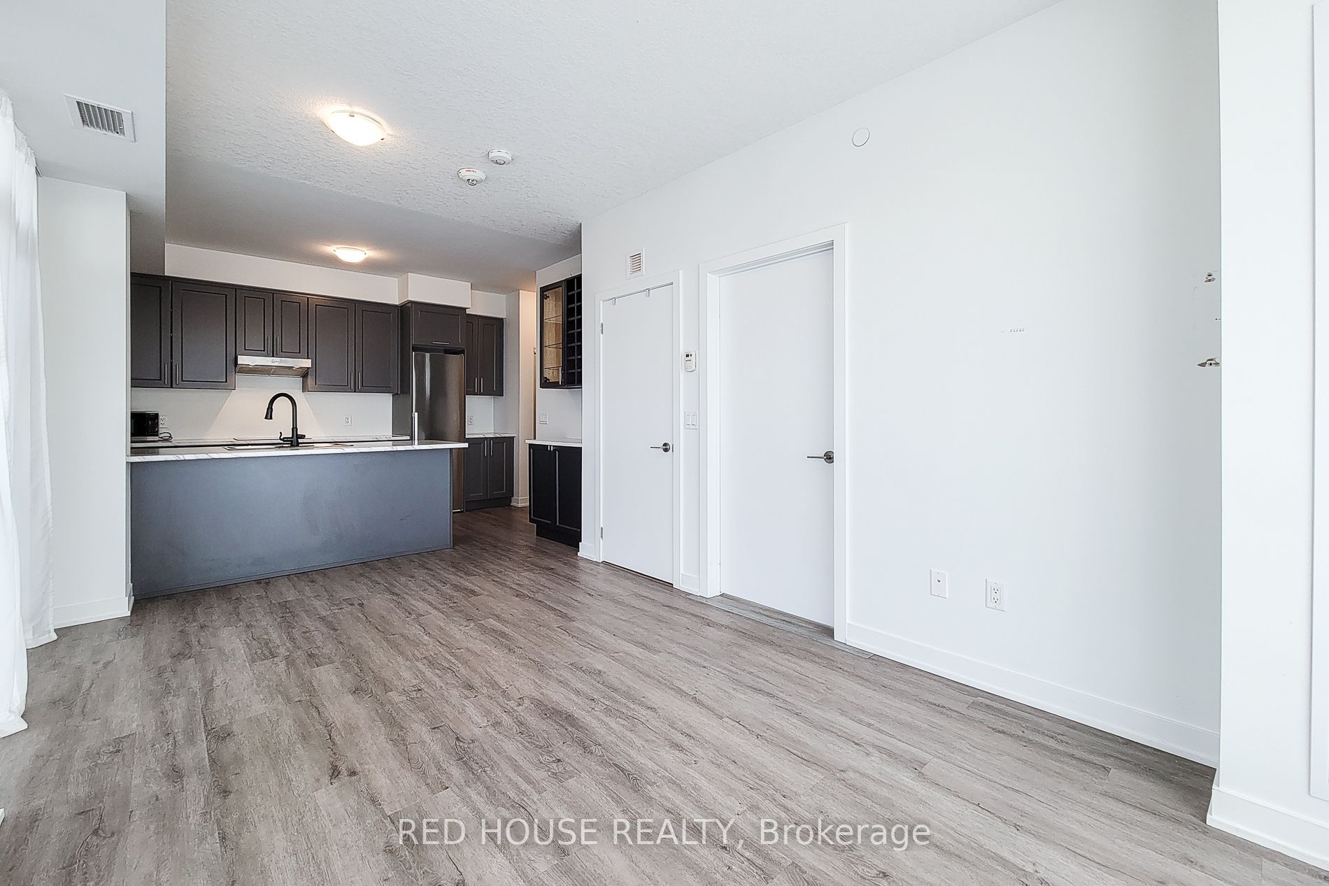 600 North Service Road 324 Property Photo 23