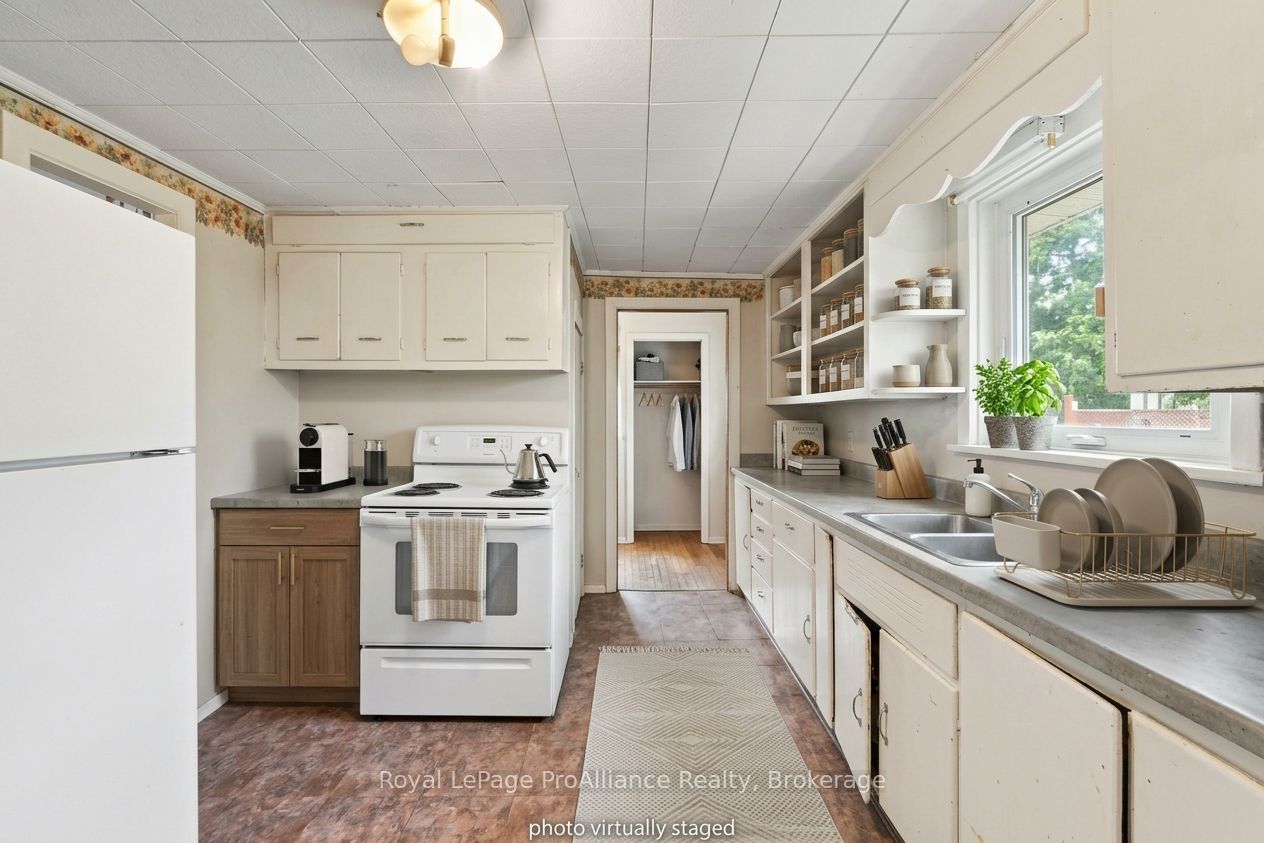 193 Bridge Street W Property Photo 13