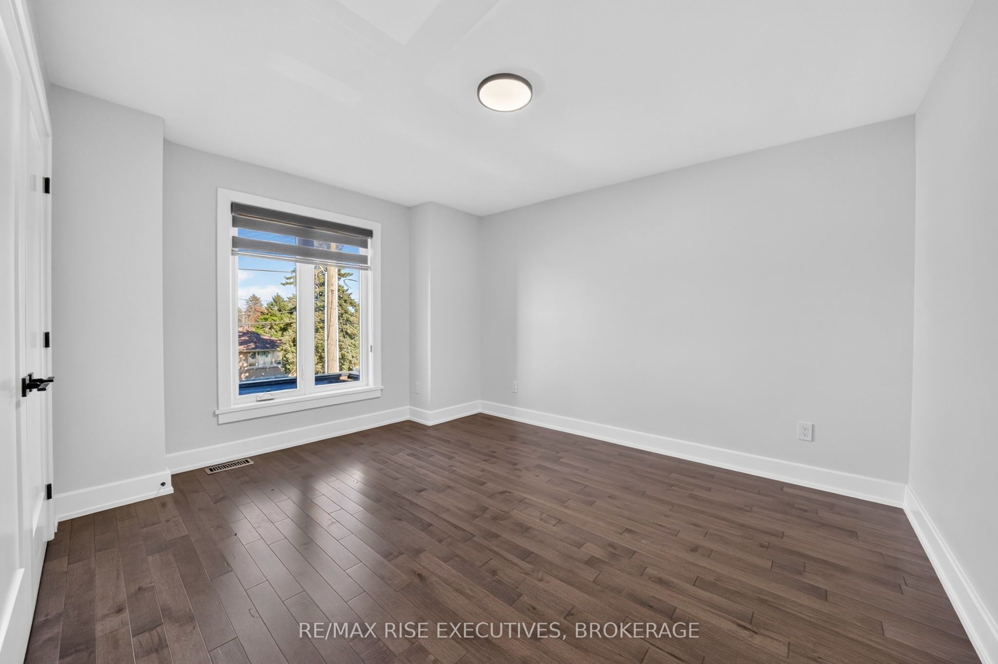 14 Park Crescent Property Photo 32