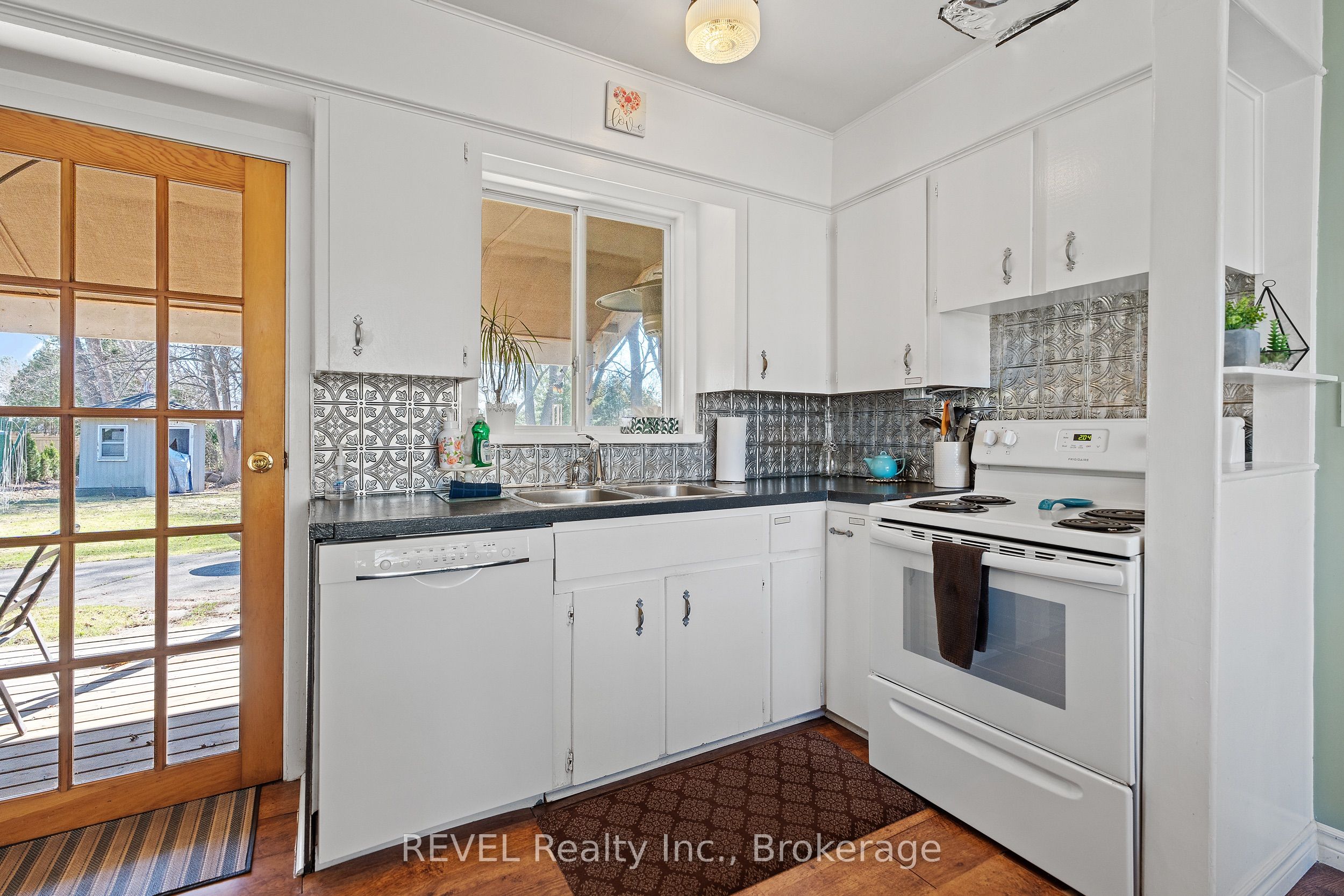 639 Penner Street Property Photo 6