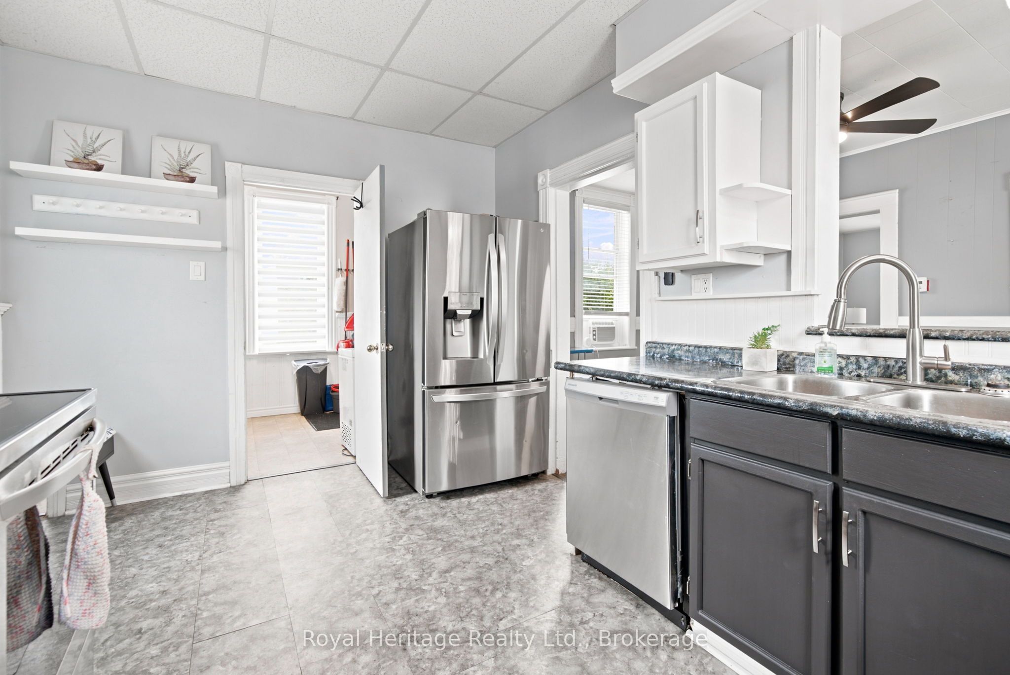 61 Lindsay Street N Property Photo 8