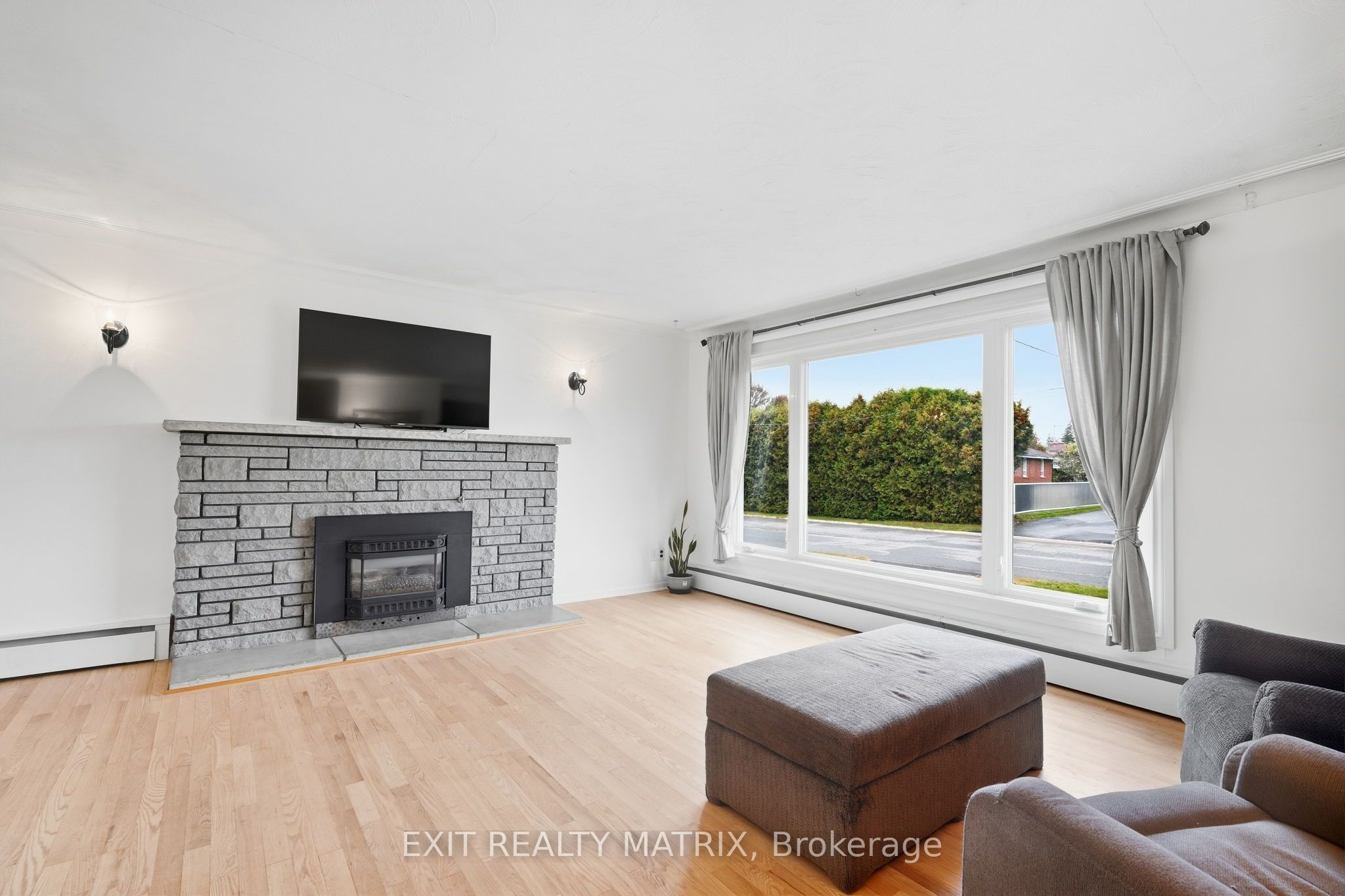 2439 Raymond Street Property Photo 5