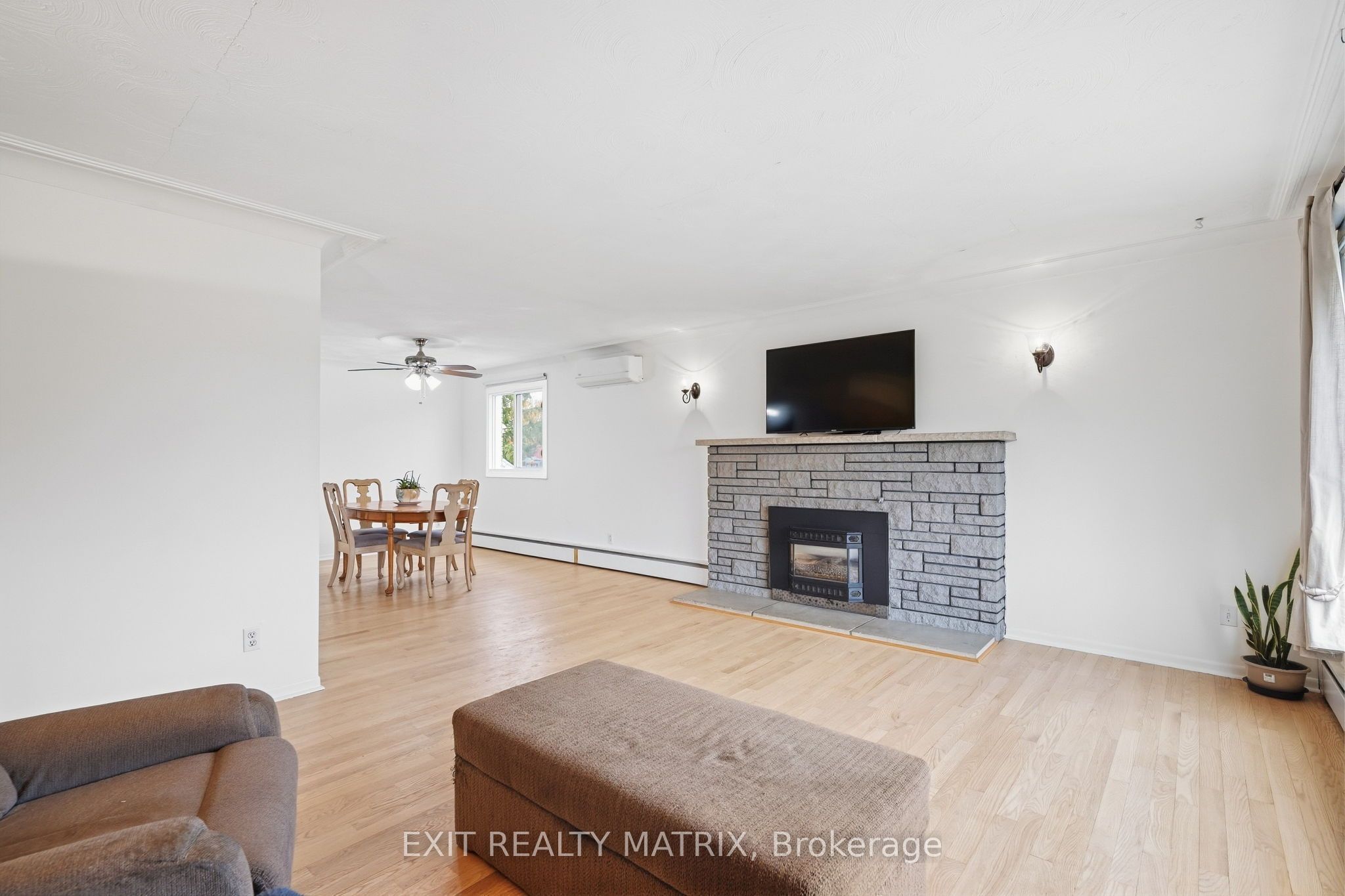 2439 Raymond Street Property Photo 7