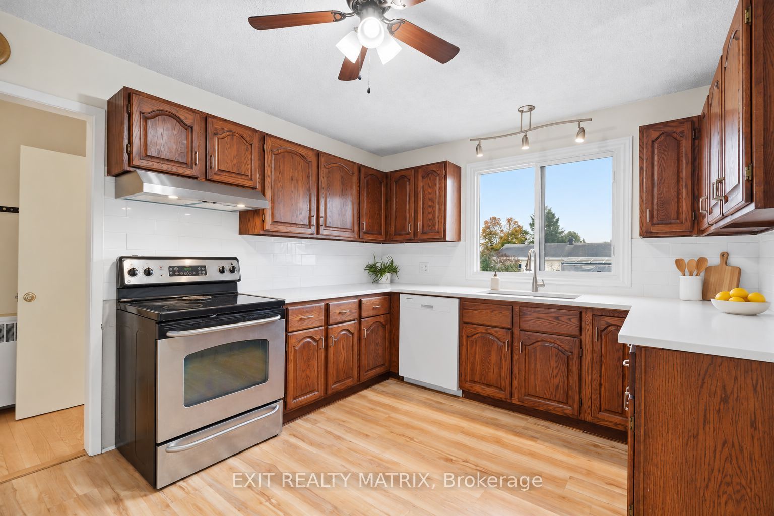 2439 Raymond Street Property Photo 12