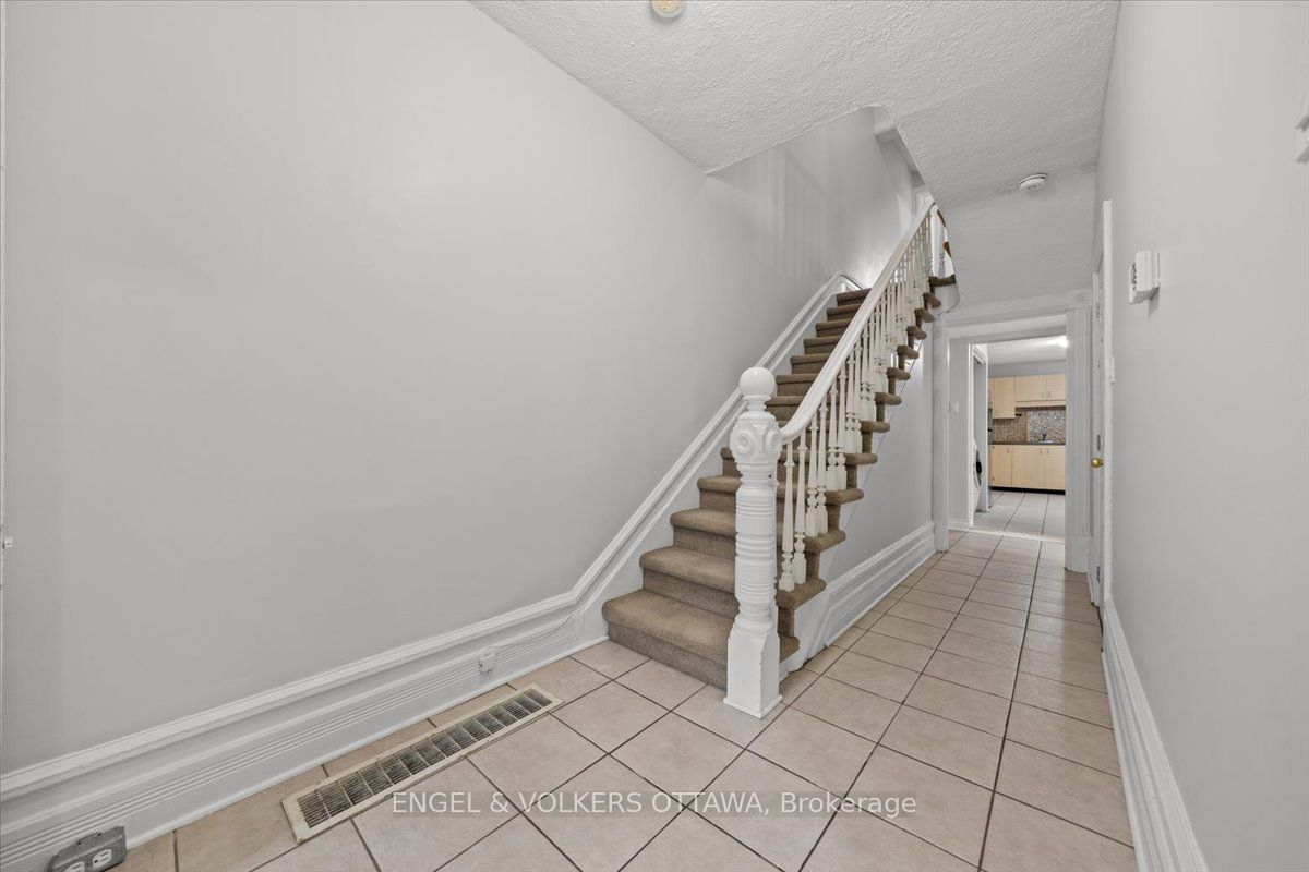 118 King Edward Avenue Property Photo 4