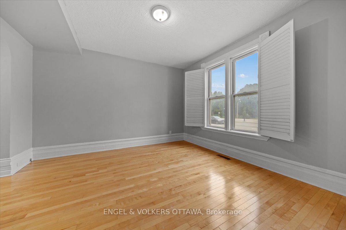 118 King Edward Avenue Property Photo 6