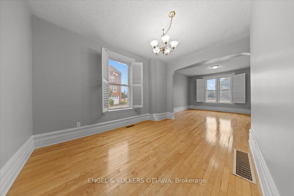 118 King Edward Avenue Property Photo 9