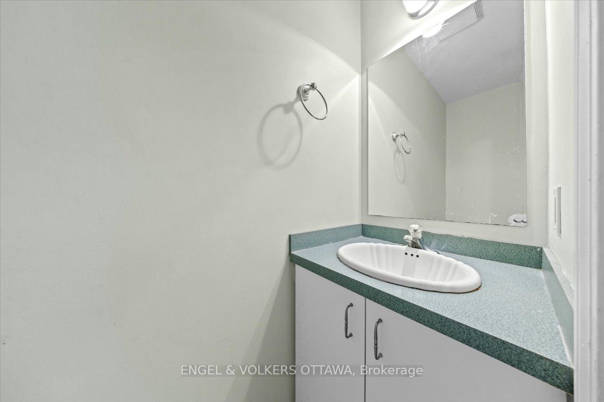 118 King Edward Avenue Property Photo 15