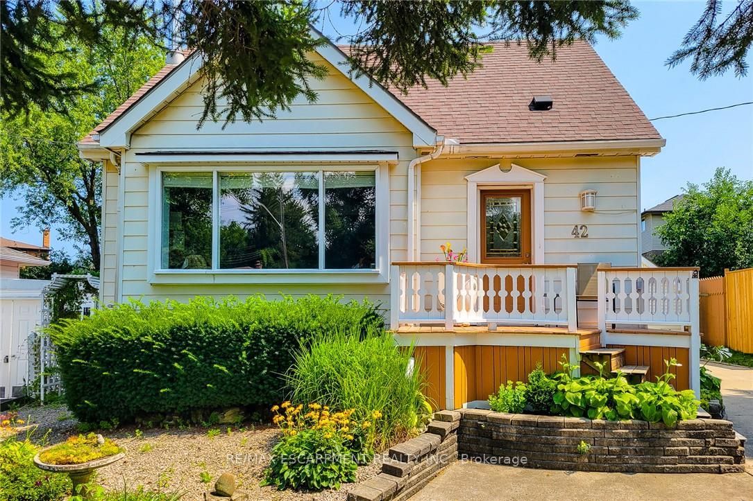 42 LAKE Avenue N Property Photo 1