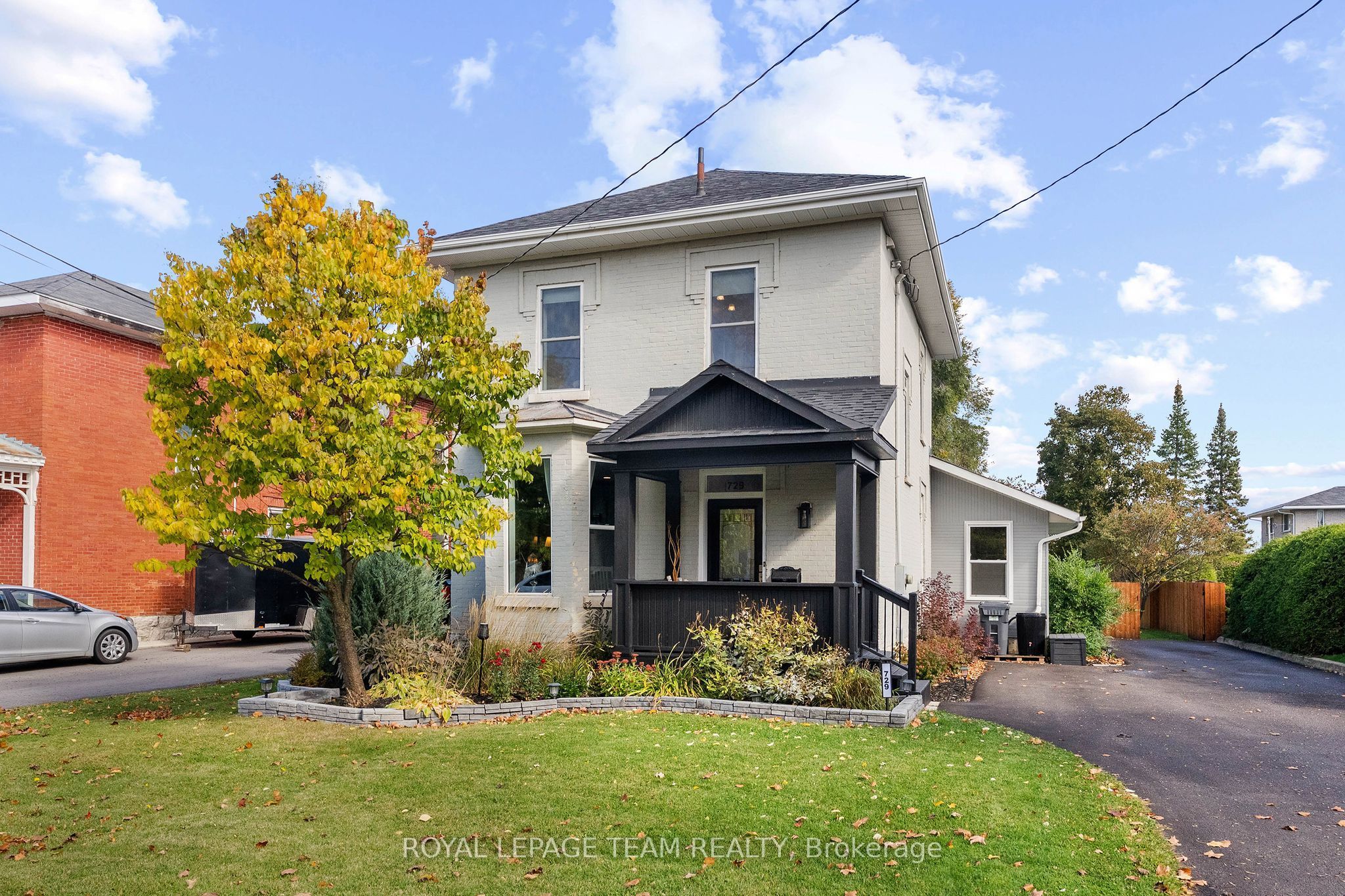 729 Raglan Street S Property Photo 2