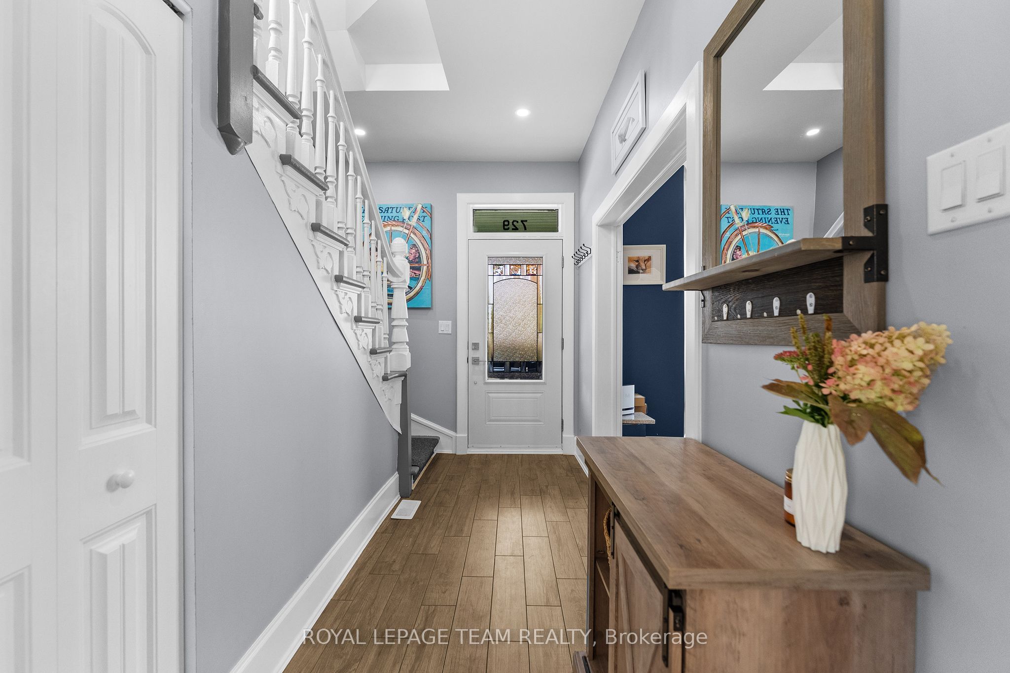 729 Raglan Street S Property Photo 4