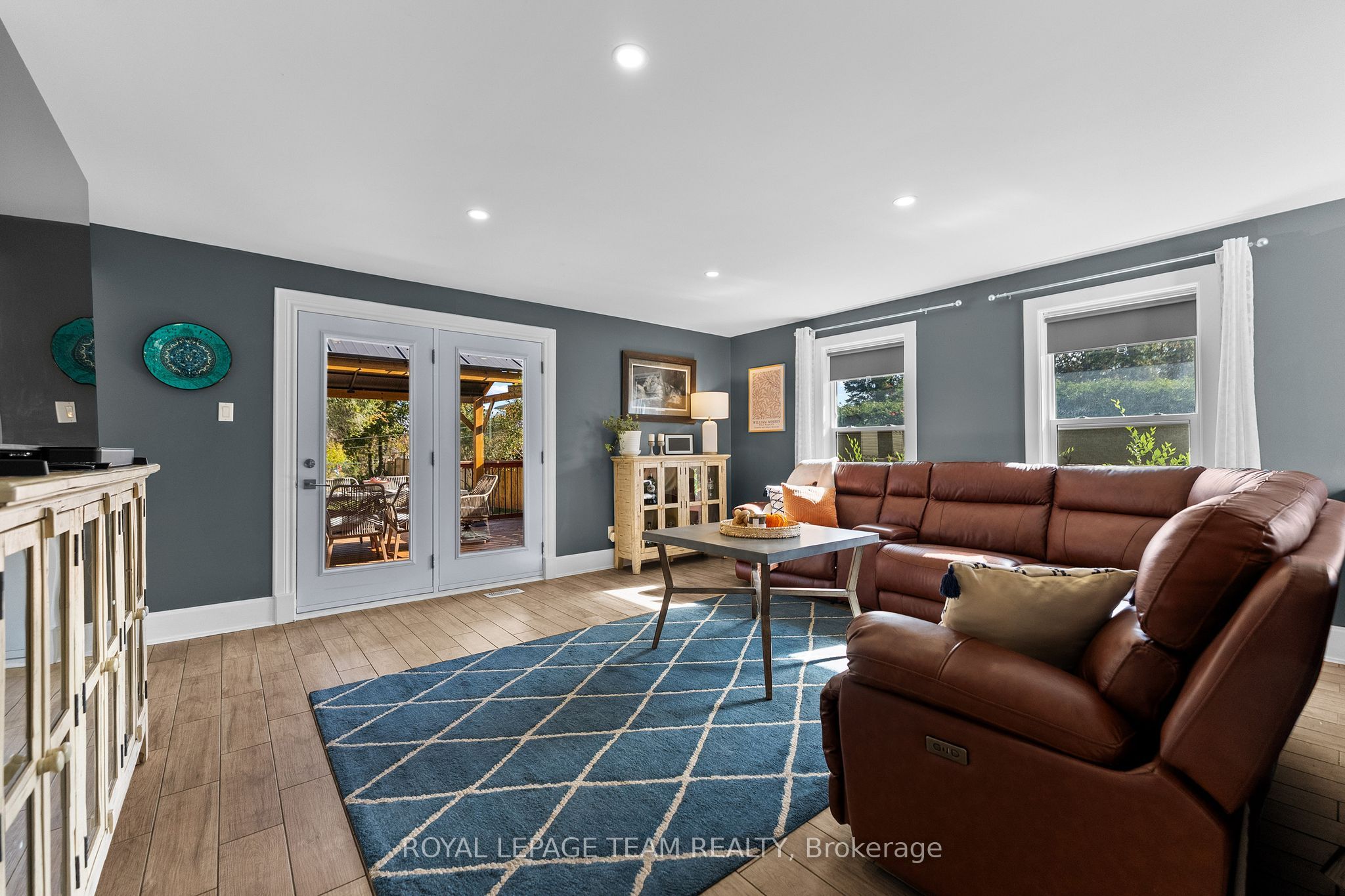 729 Raglan Street S Property Photo 6