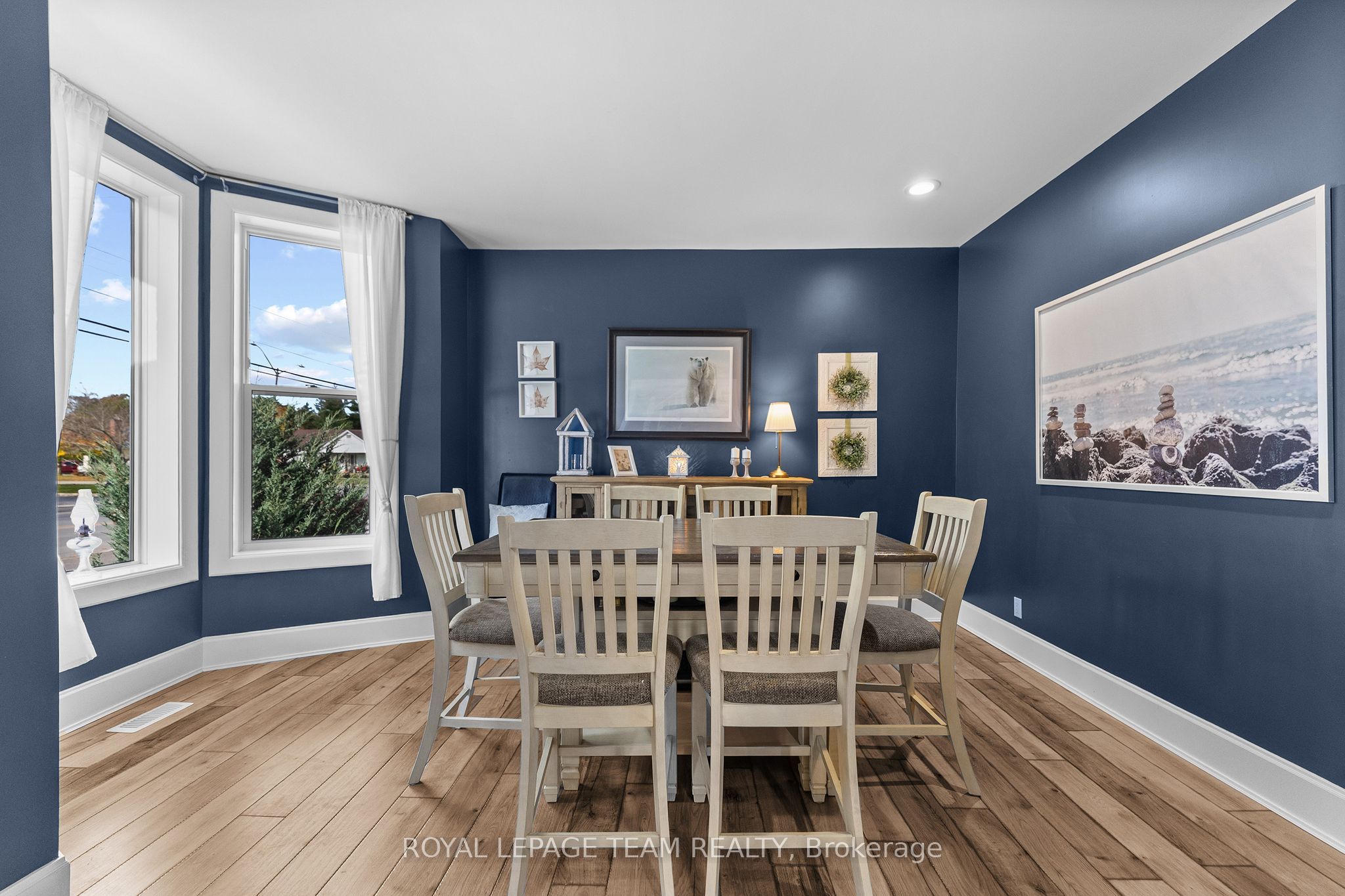 729 Raglan Street S Property Photo 8