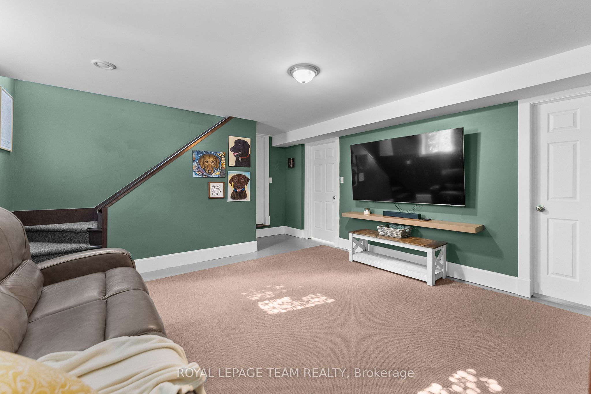 729 Raglan Street S Property Photo 22