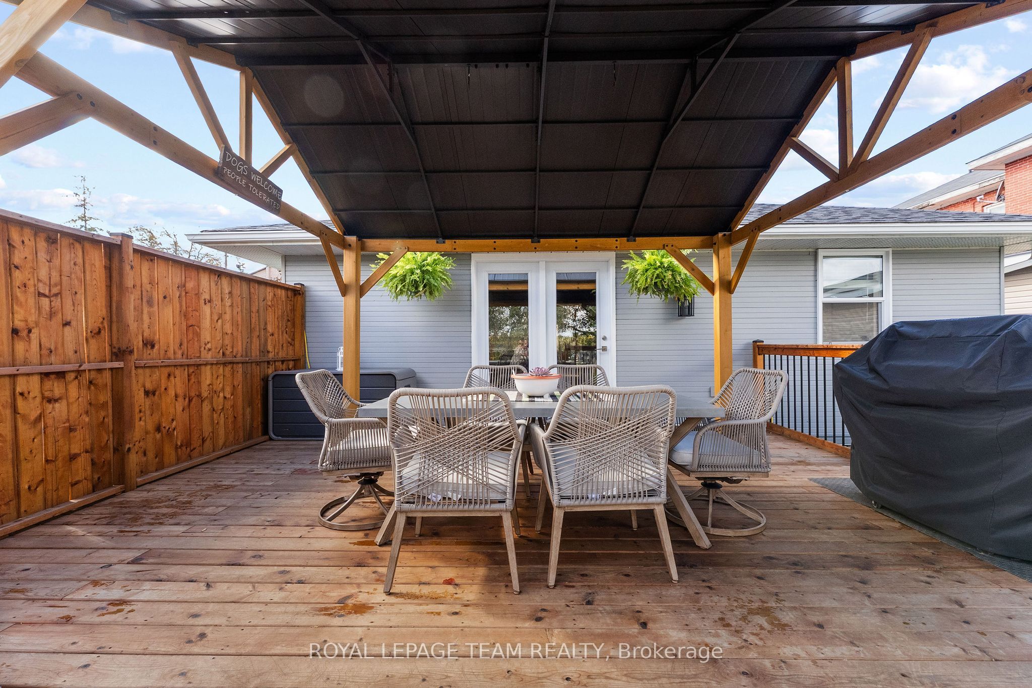 729 Raglan Street S Property Photo 27