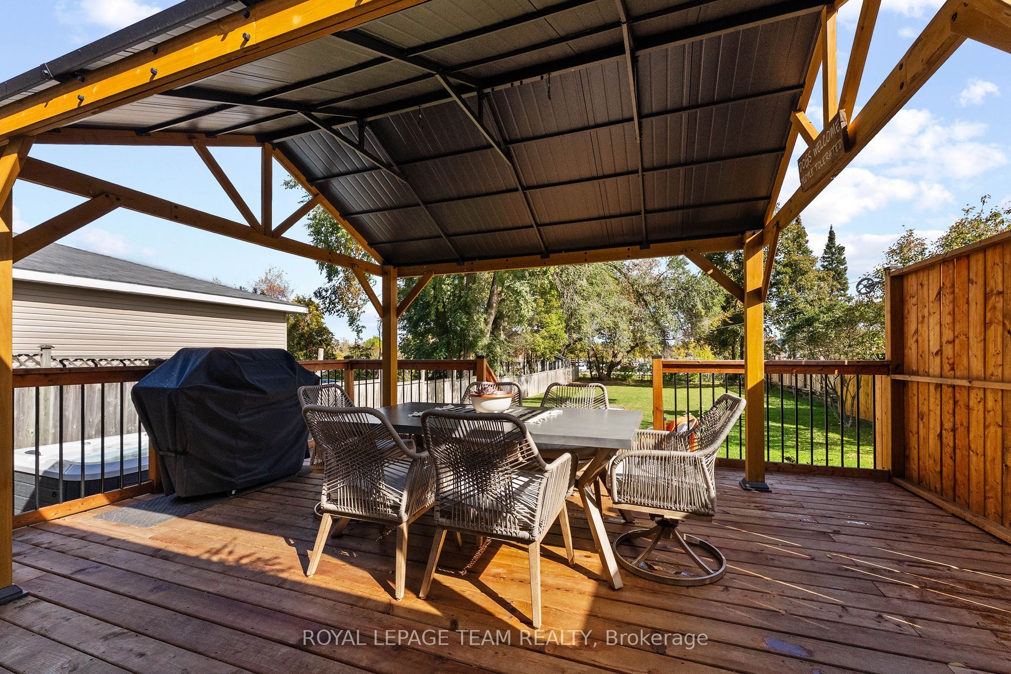 729 Raglan Street S Property Photo 28