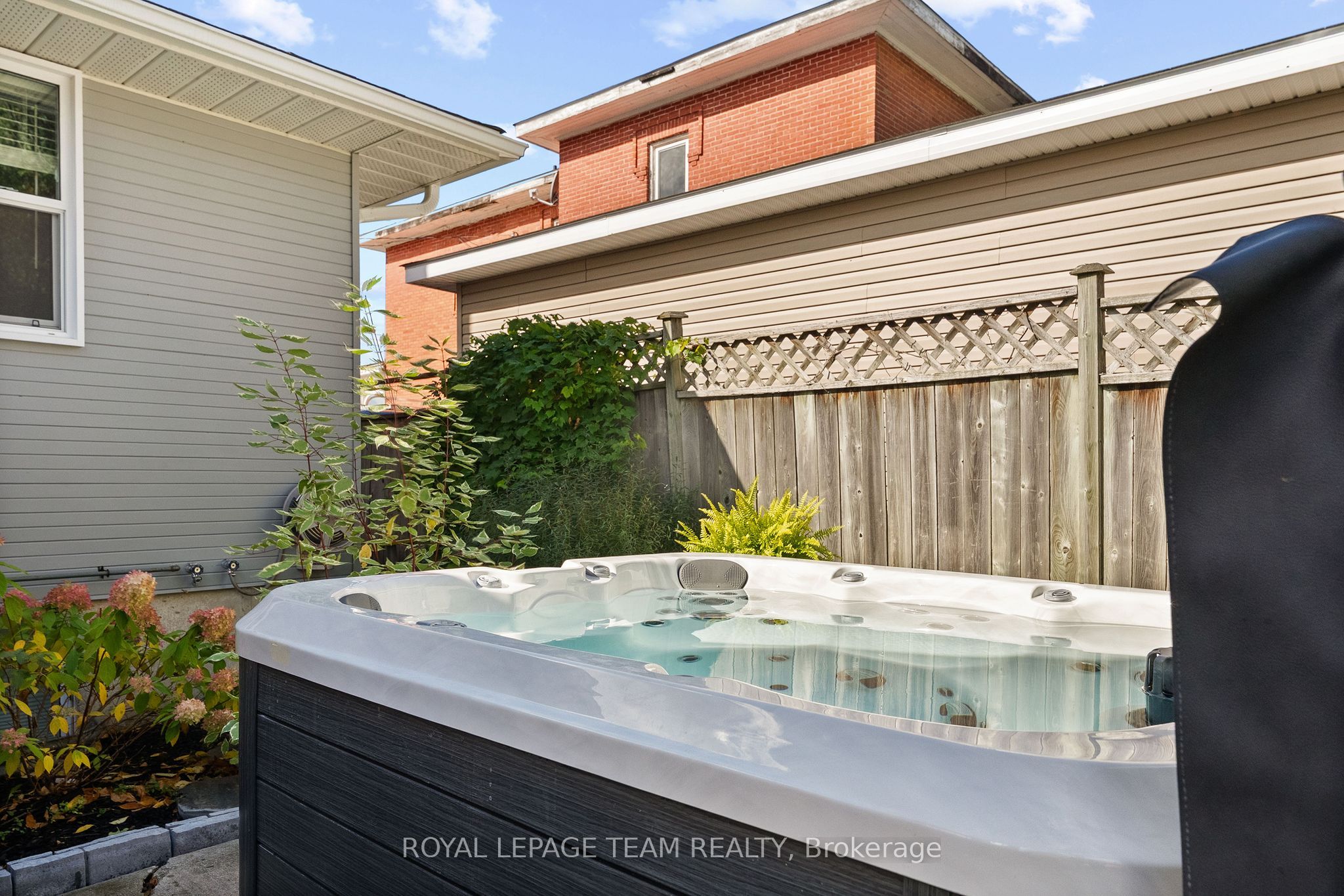 729 Raglan Street S Property Photo 31