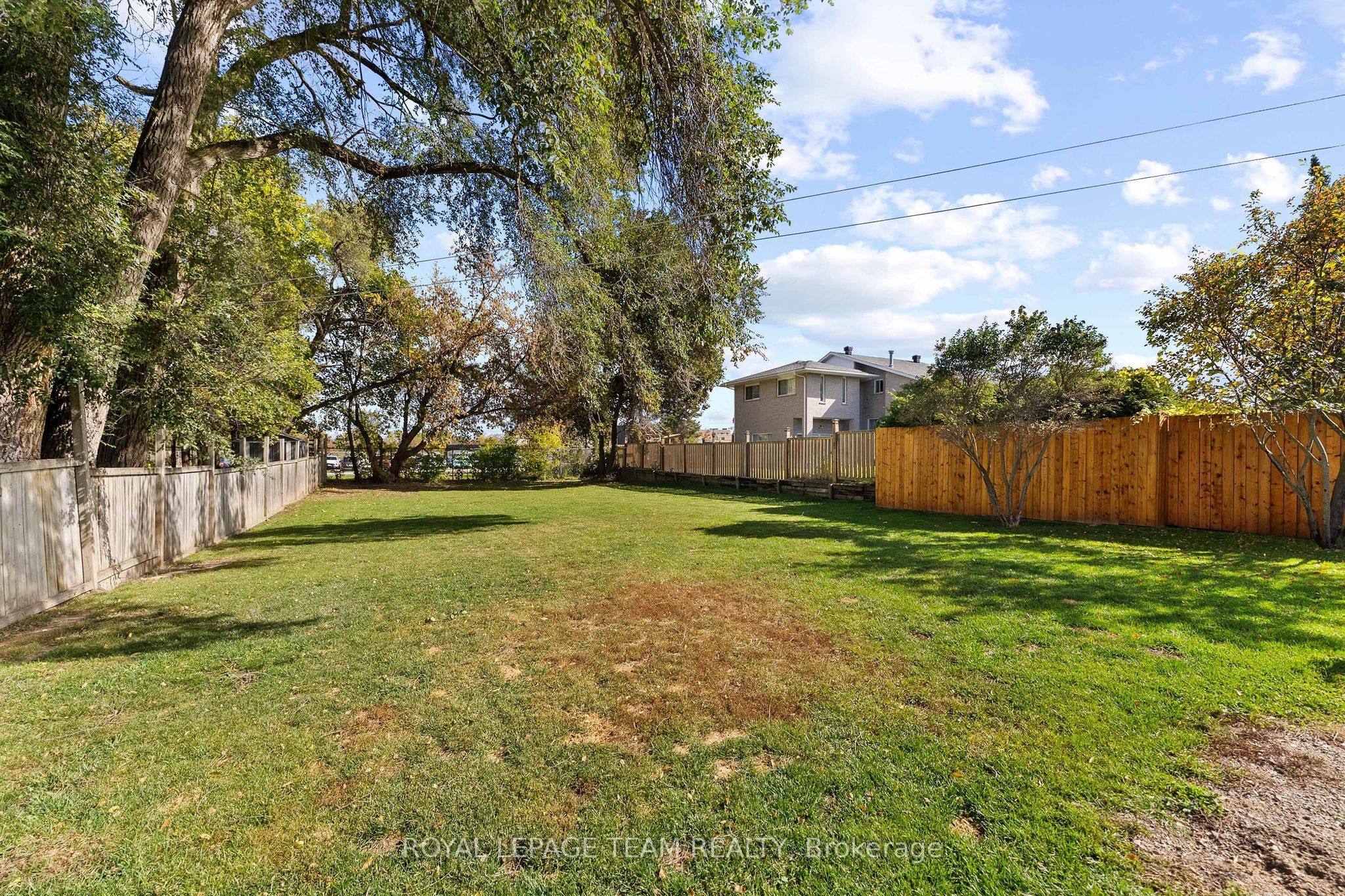 729 Raglan Street S Property Photo 33