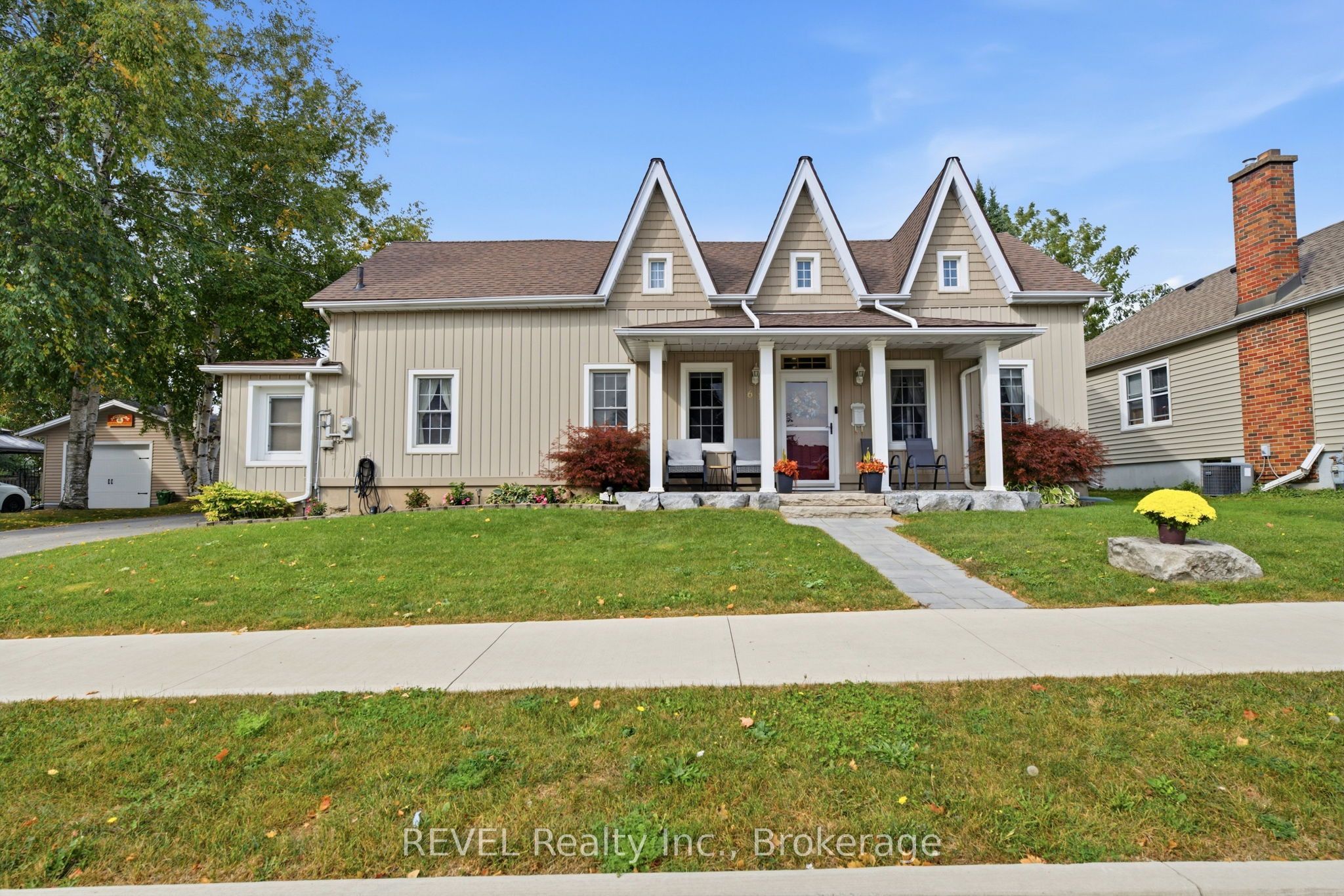 61 Queen Street N Property Photo 1