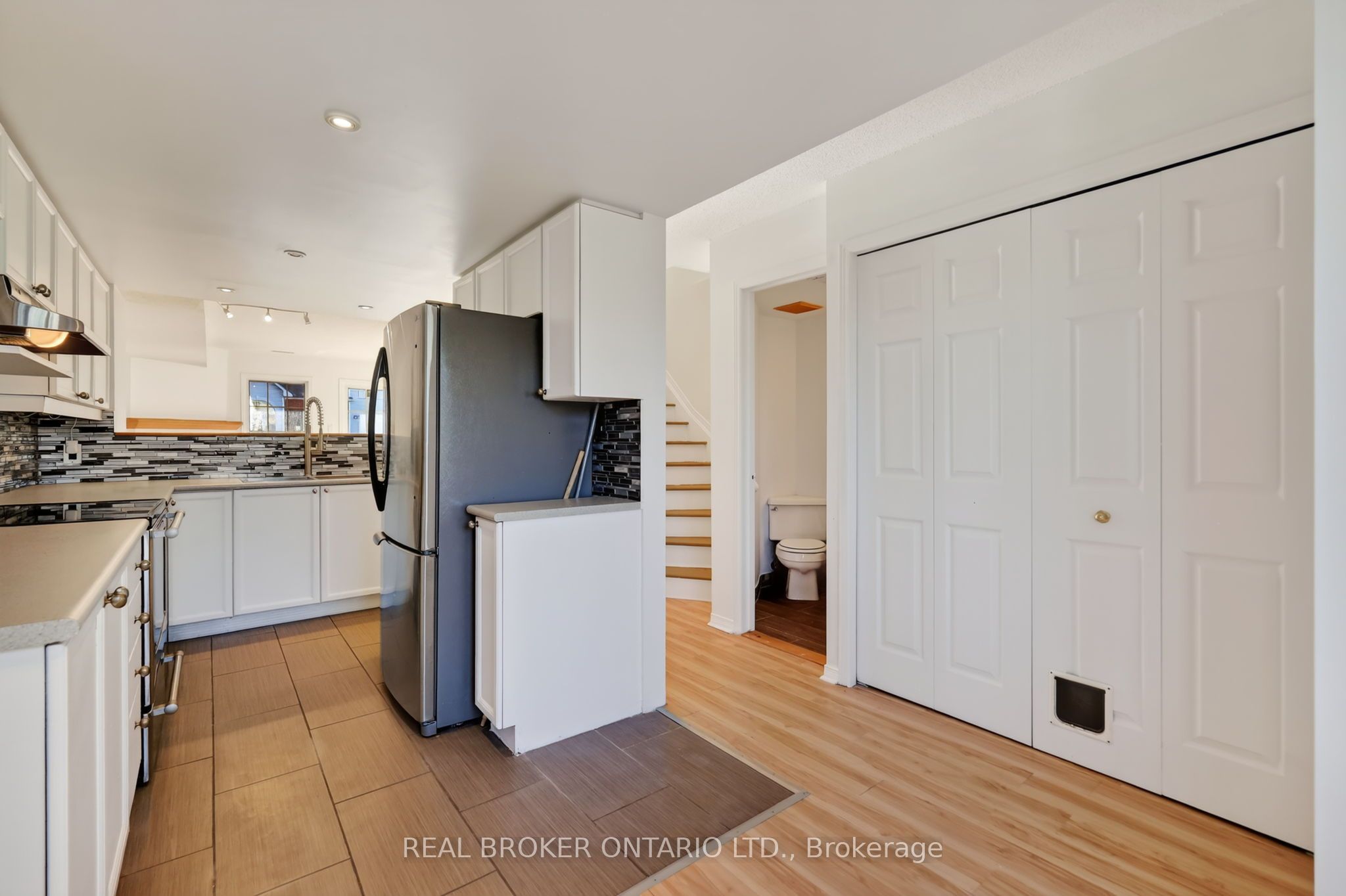 108 Centrepointe Drive G Property Photo 19