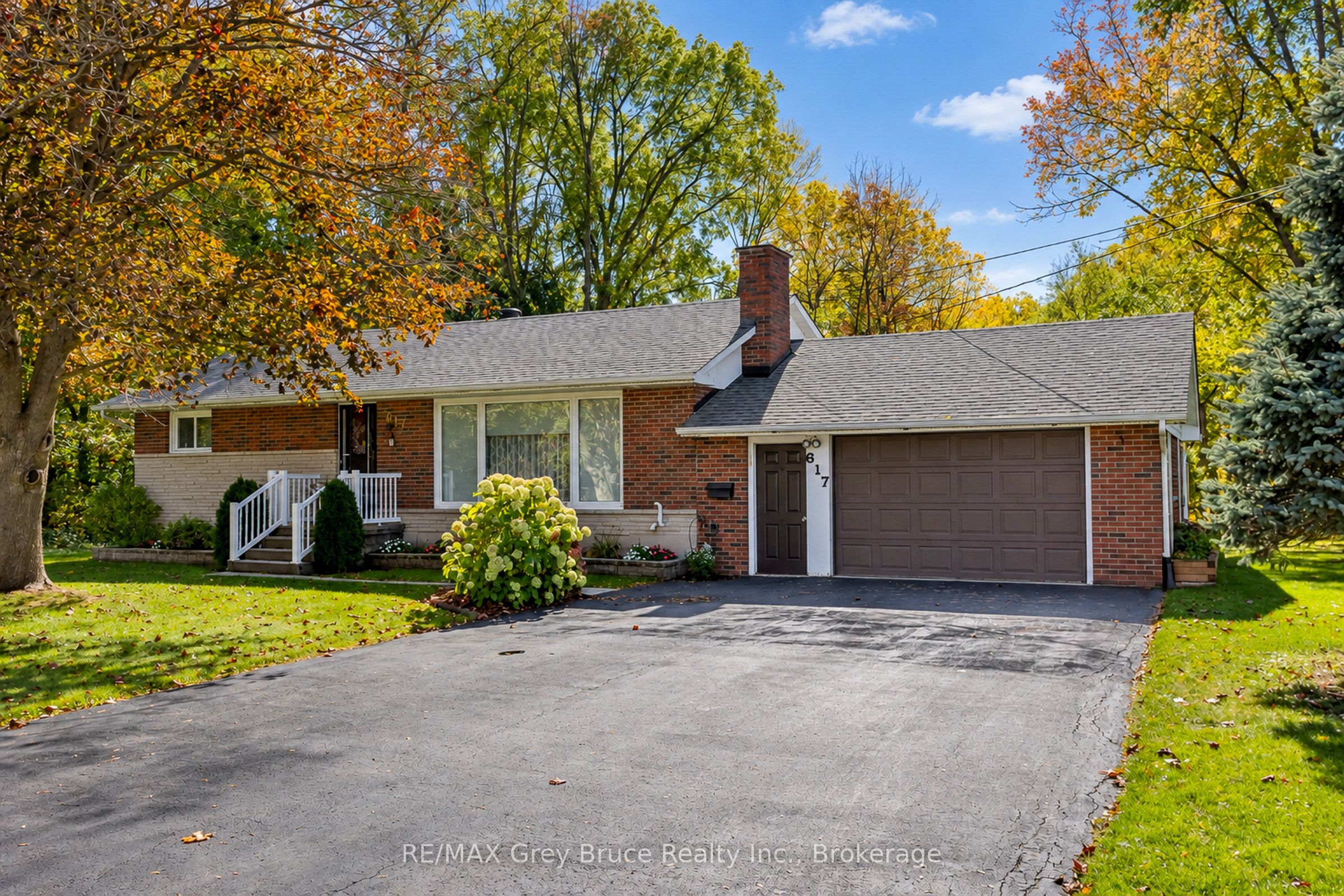 617 17th Street W Property Photo 1