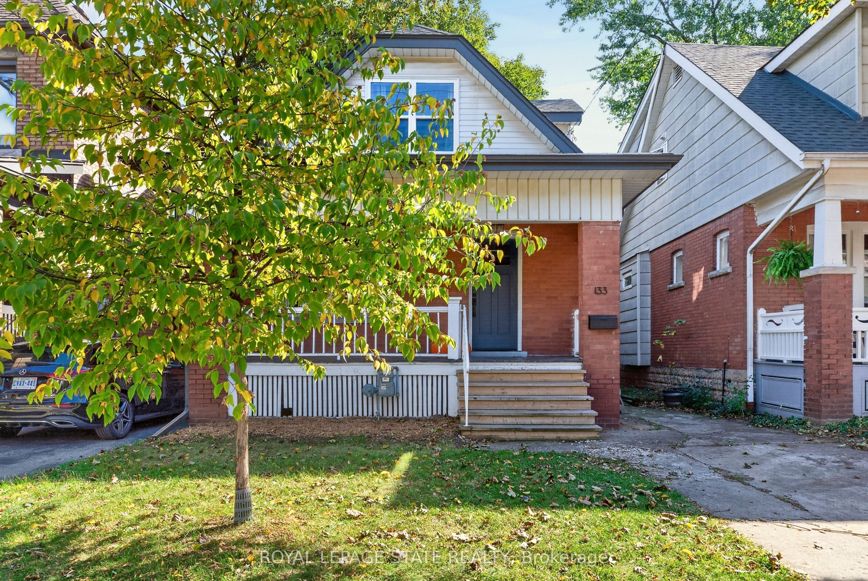 133 Rosslyn Avenue S Property Photo 2