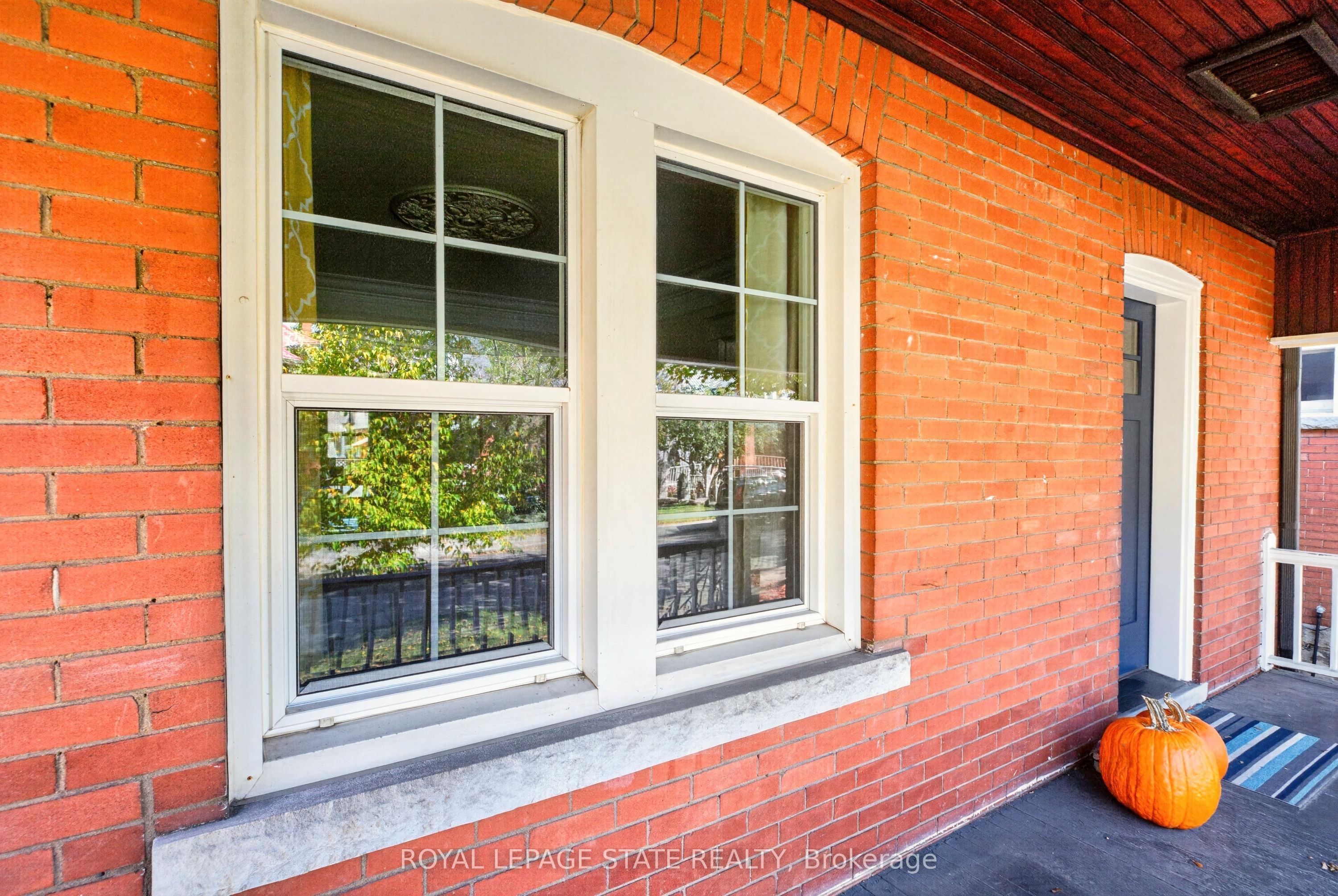 133 Rosslyn Avenue S Property Photo 3